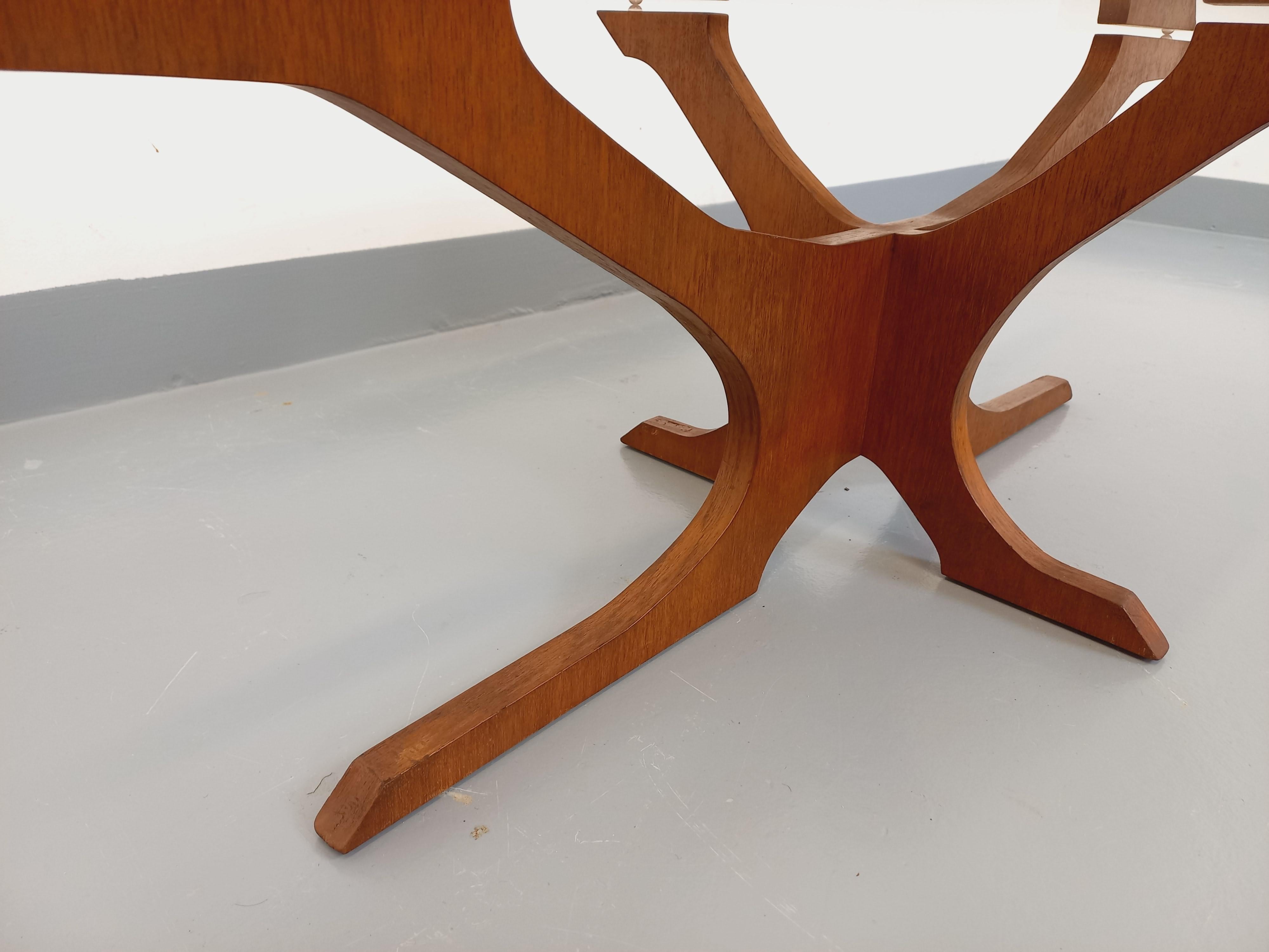 Verre fumé Table basse ovale vintage Hugues Poignant en teck et verre fumé des années 60 70 en vente