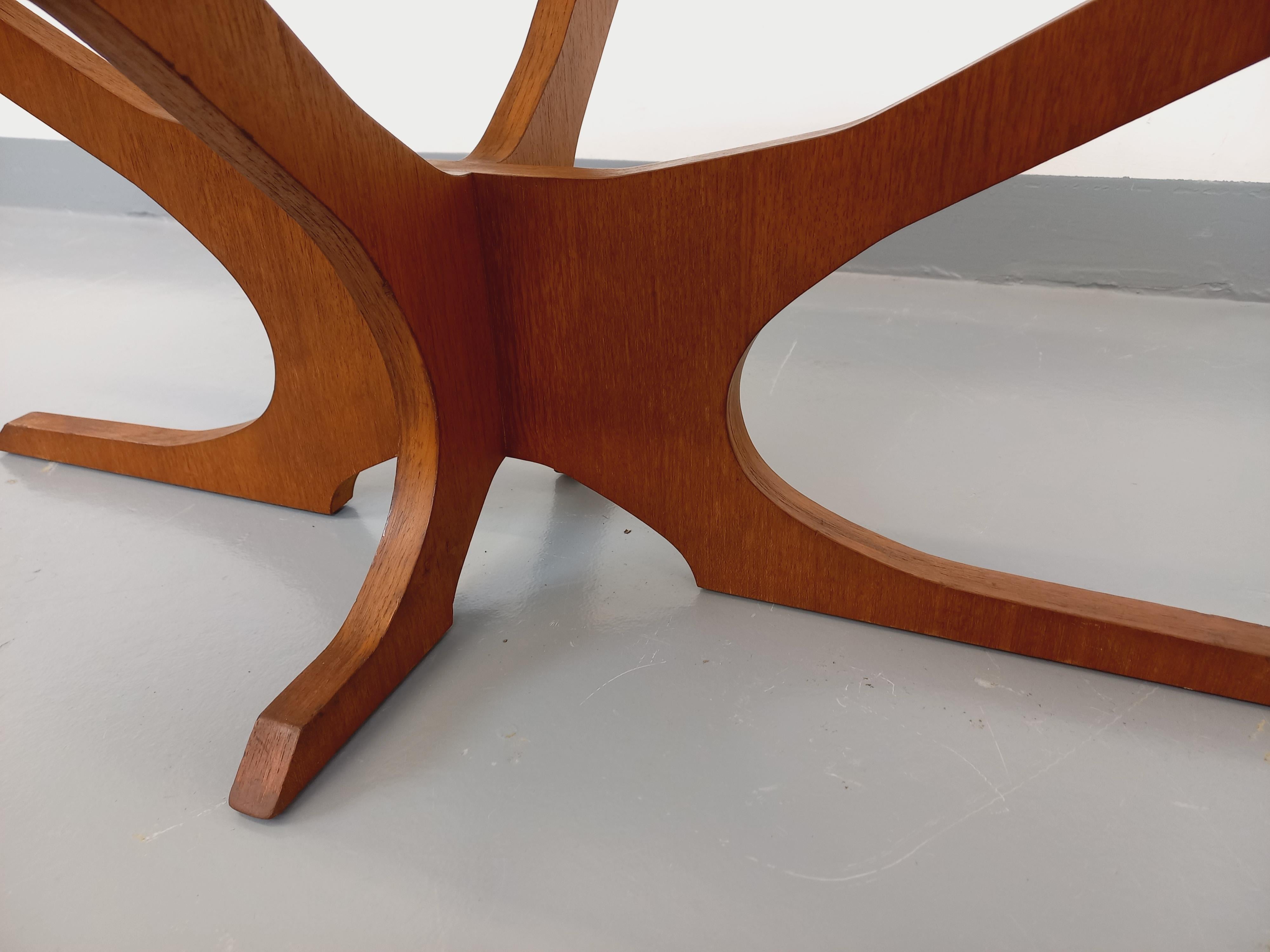 Table basse ovale vintage Hugues Poignant en teck et verre fumé des années 60 70 en vente 1
