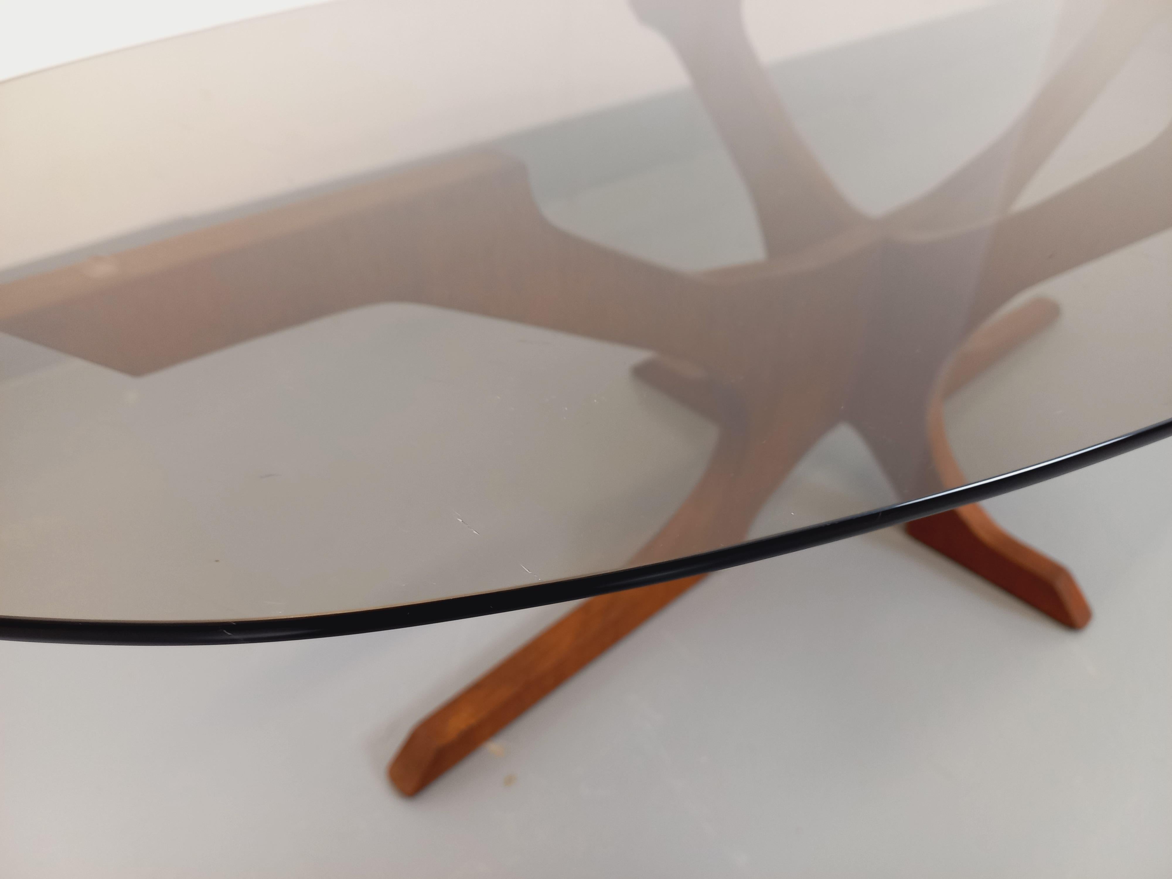 Table basse ovale vintage Hugues Poignant en teck et verre fumé des années 60 70 en vente 2