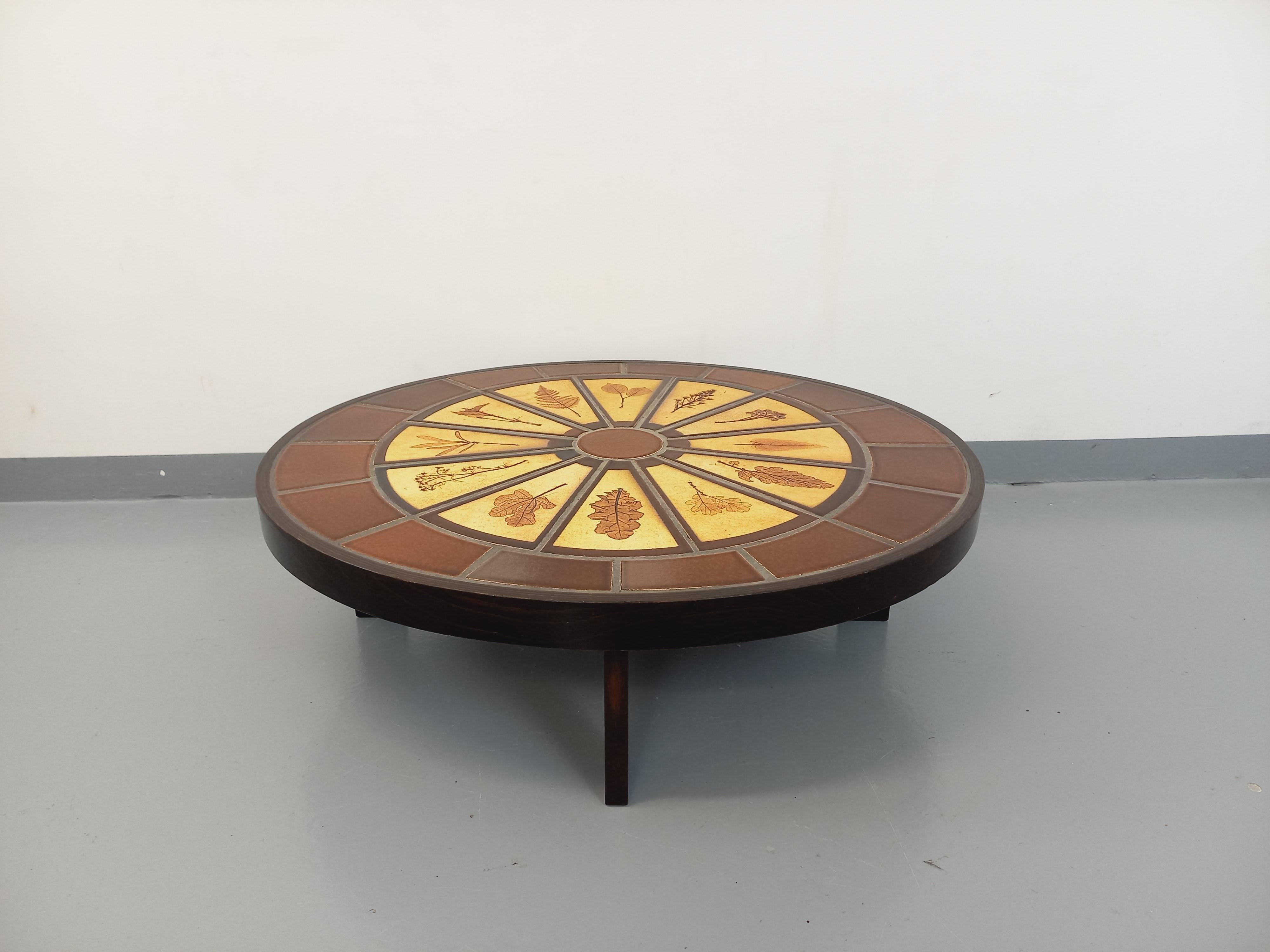 Table basse ovale vintage Roger Capron en bois foncé et céramique de Vallauris en vente 3