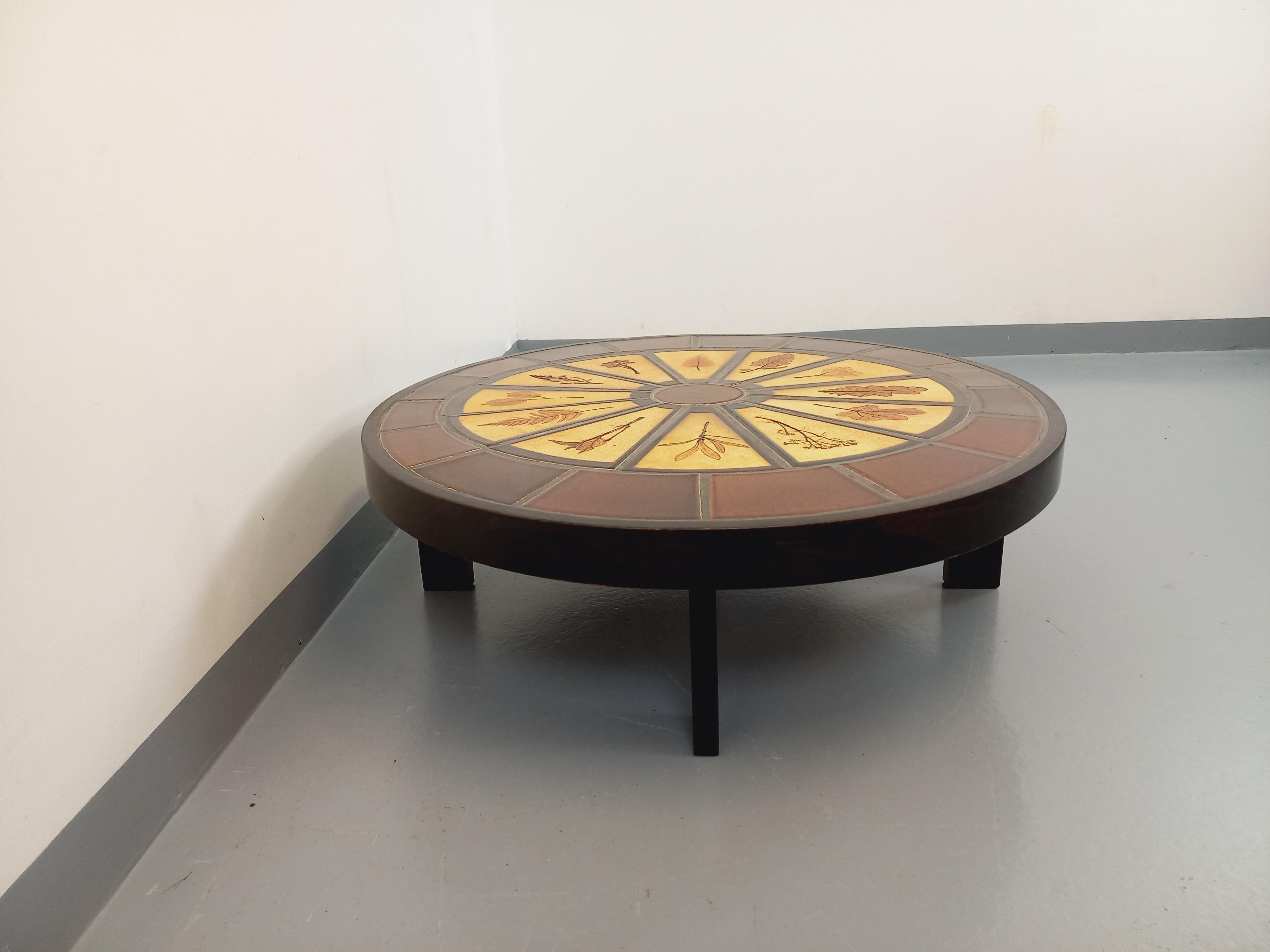Table basse ovale vintage Roger Capron en bois foncé et céramique de Vallauris en vente 4