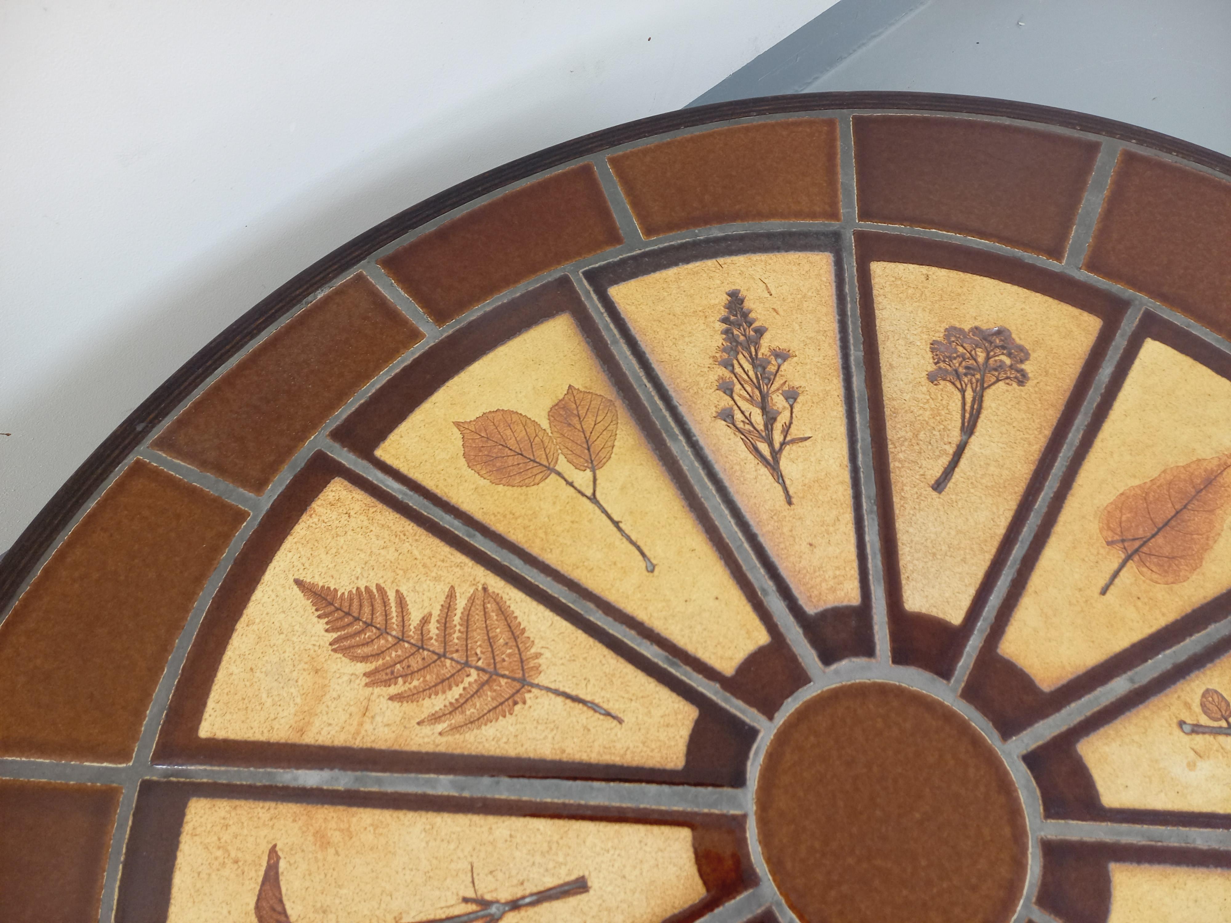 Français Table basse ovale vintage Roger Capron en bois foncé et céramique de Vallauris en vente