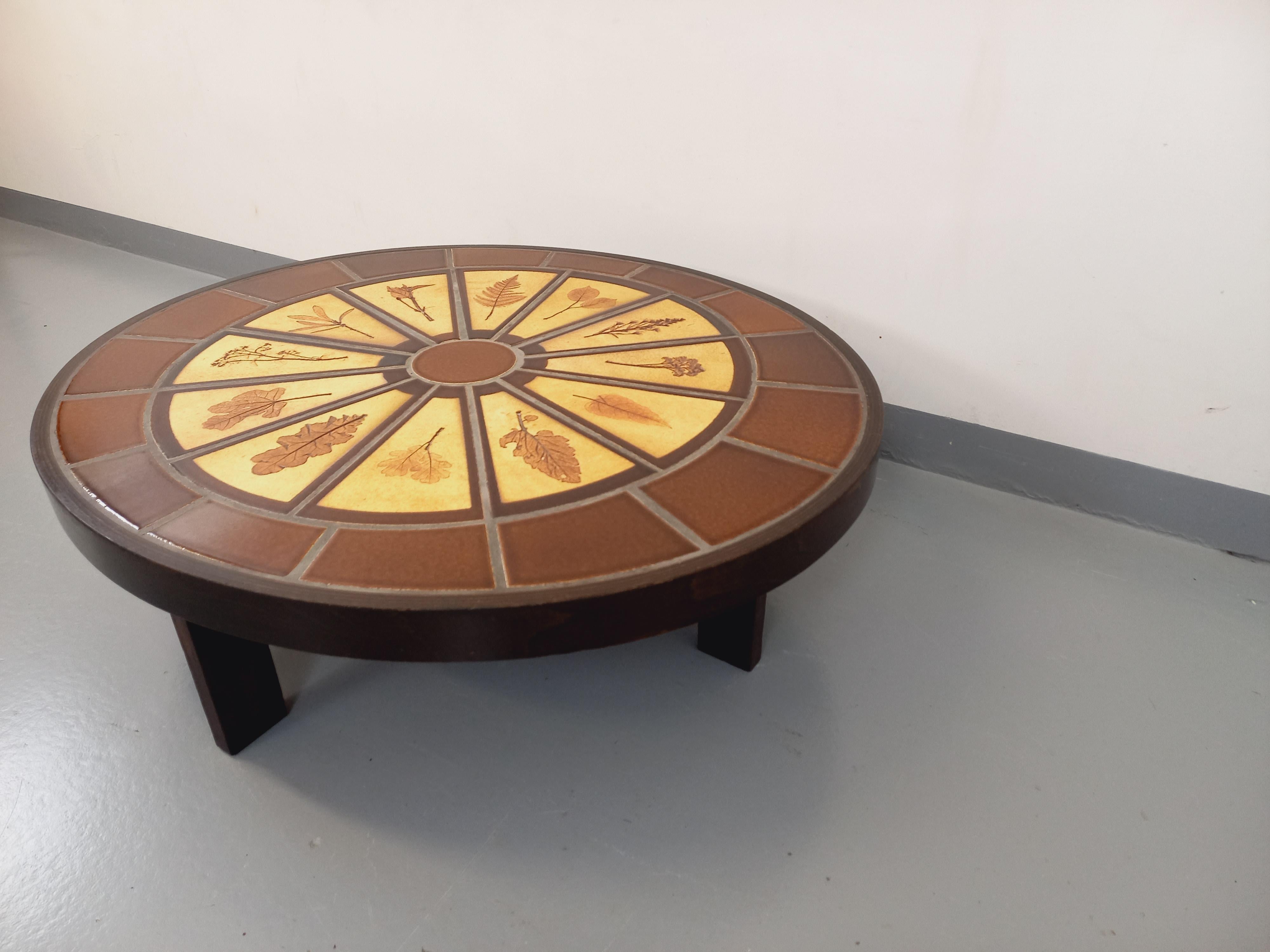 Milieu du XXe siècle Table basse ovale vintage Roger Capron en bois foncé et céramique de Vallauris en vente