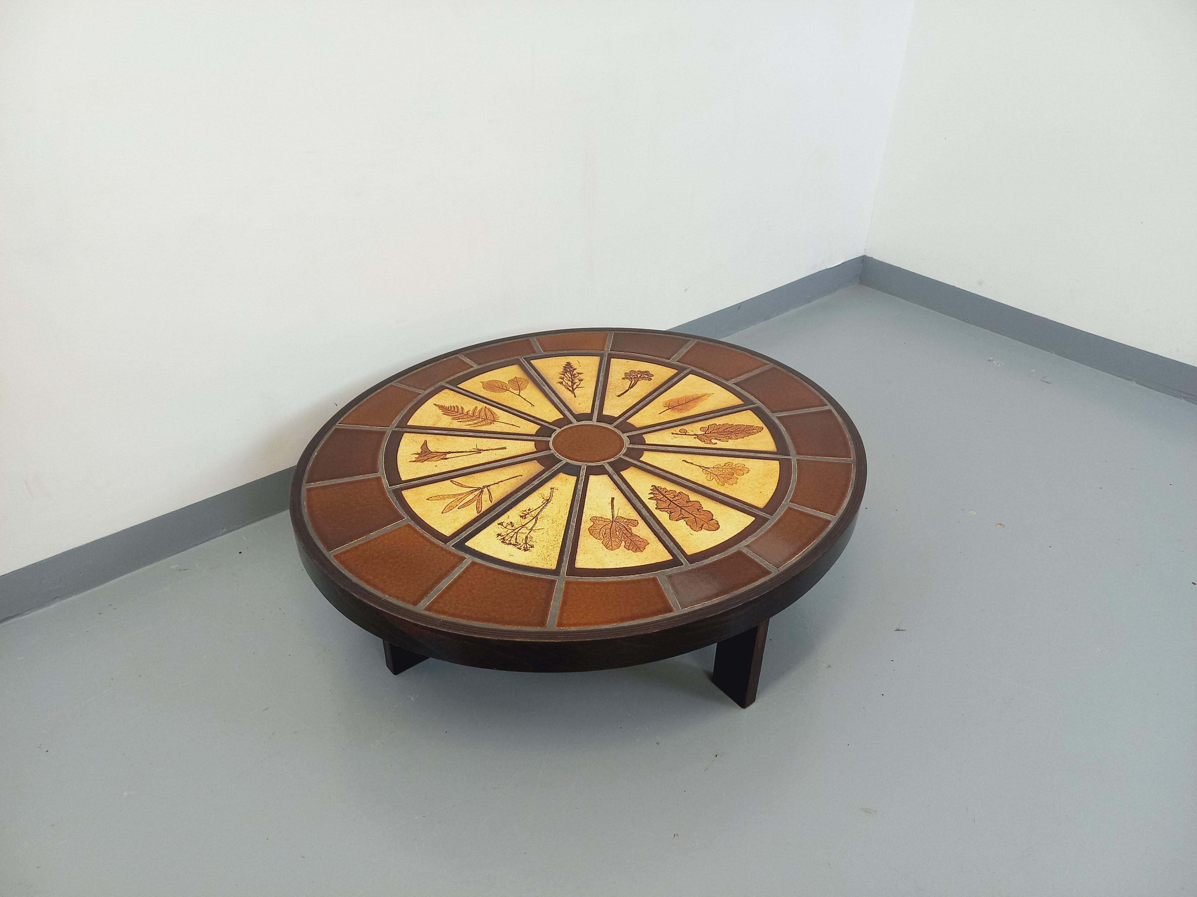 Céramique Table basse ovale vintage Roger Capron en bois foncé et céramique de Vallauris en vente