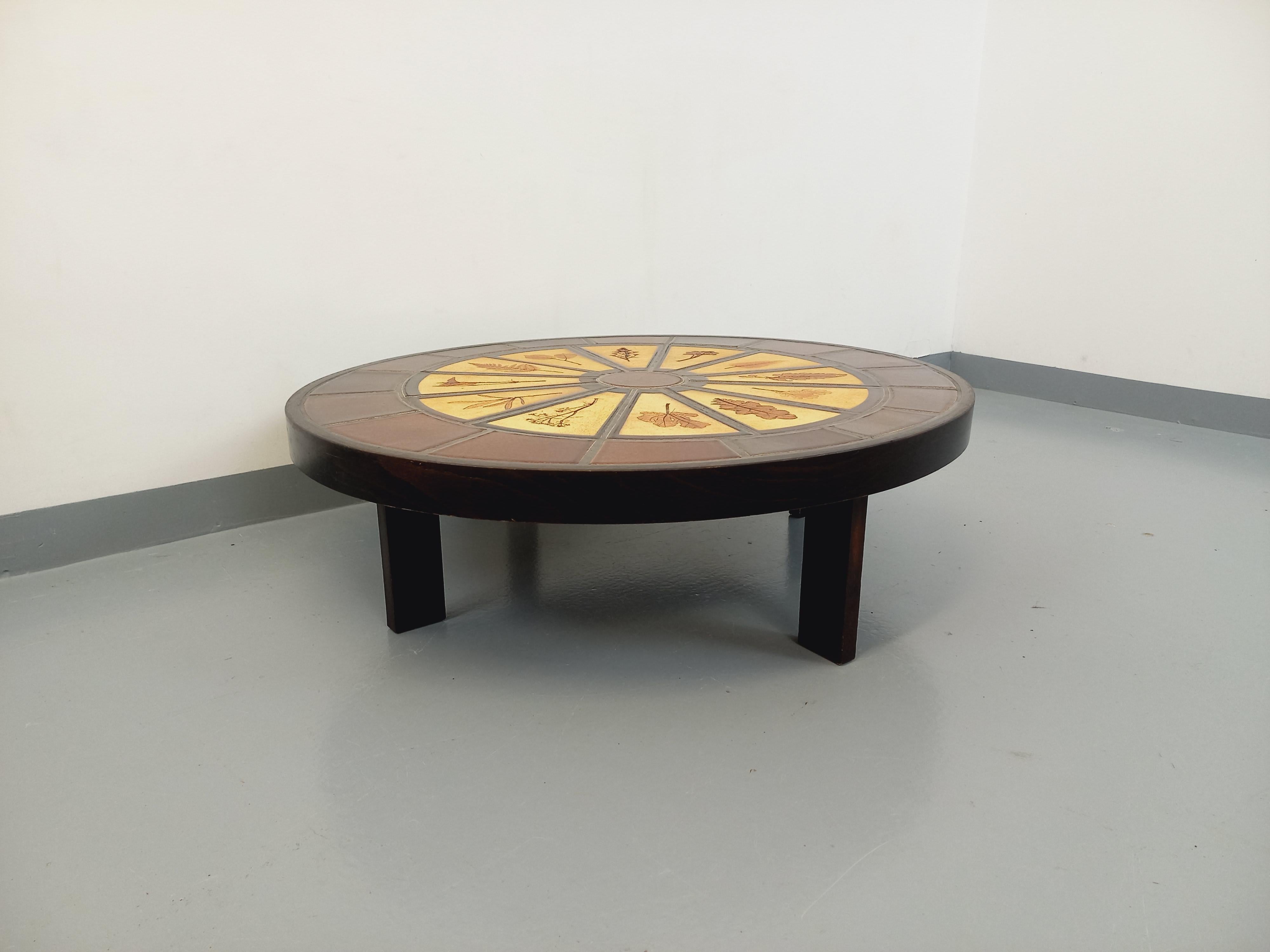Table basse ovale vintage Roger Capron en bois foncé et céramique de Vallauris en vente 1
