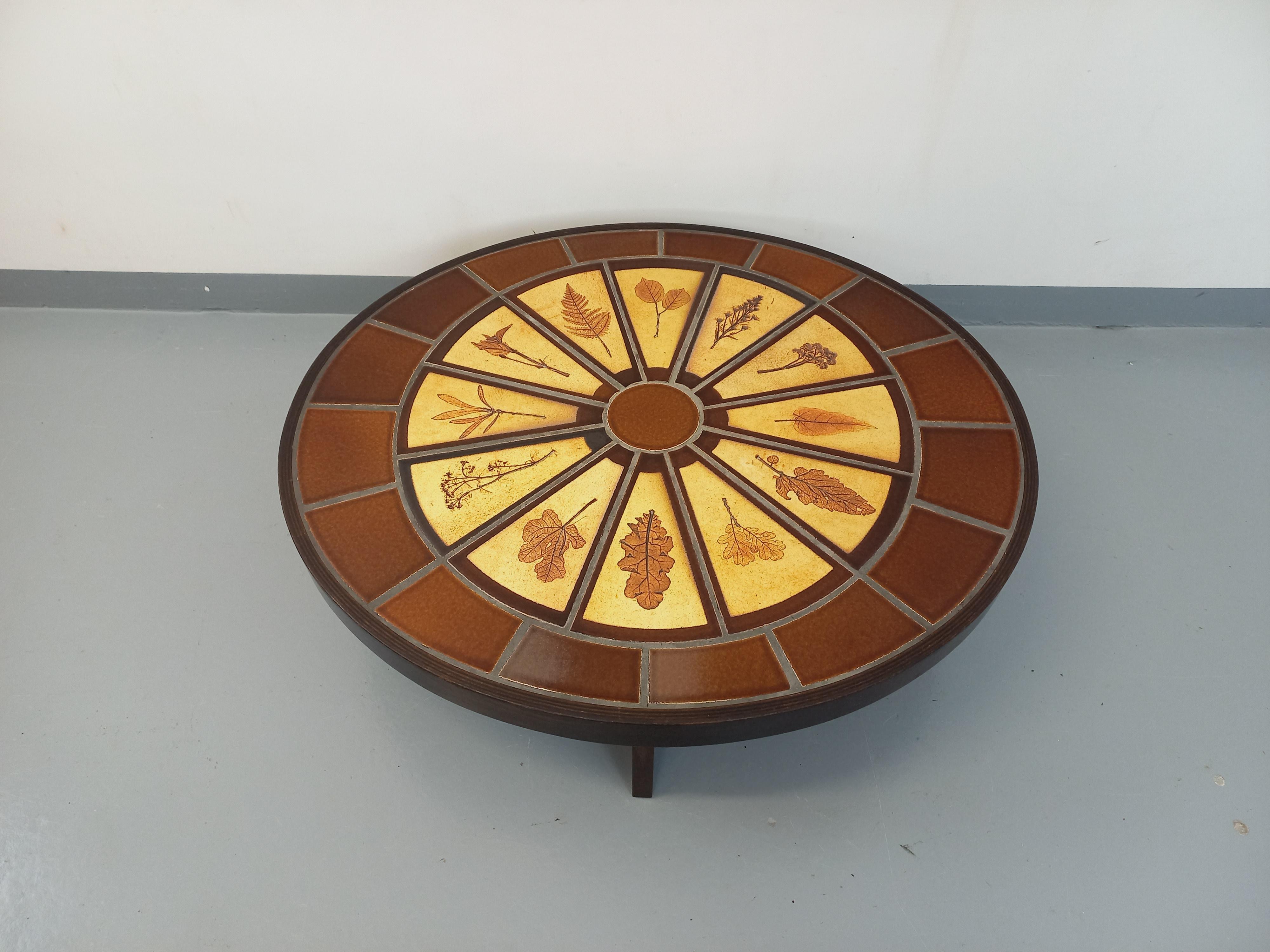Table basse ovale vintage Roger Capron en bois foncé et céramique de Vallauris en vente 2