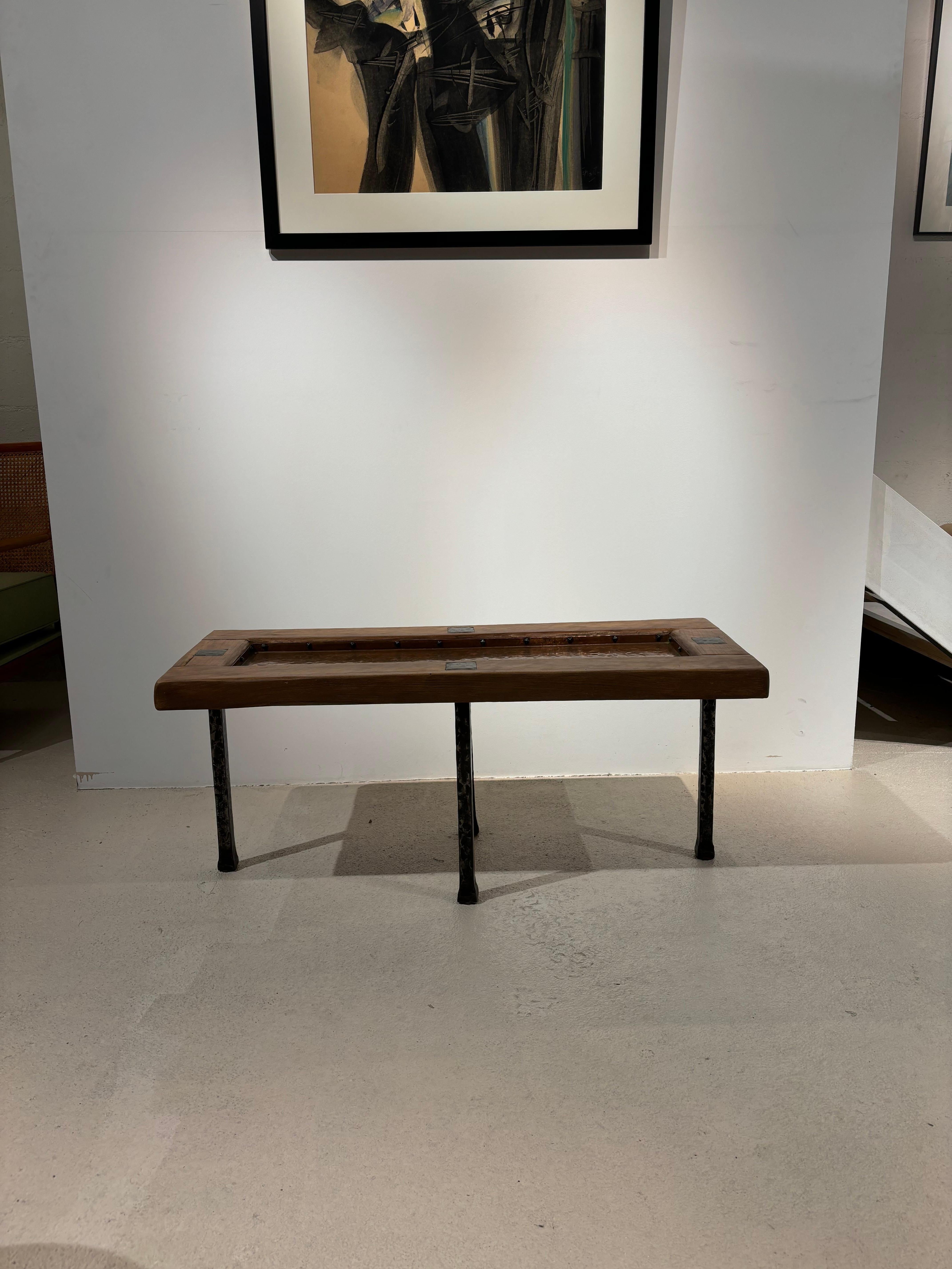Charmante table d'appoint par Charles Flandres vers 1960. 
En fer battu, cuivre martelé et orme massif. 
Nuestra tabla está firmada con el nombre del artista y su firma. Très beau travail d'ébénisterie. 