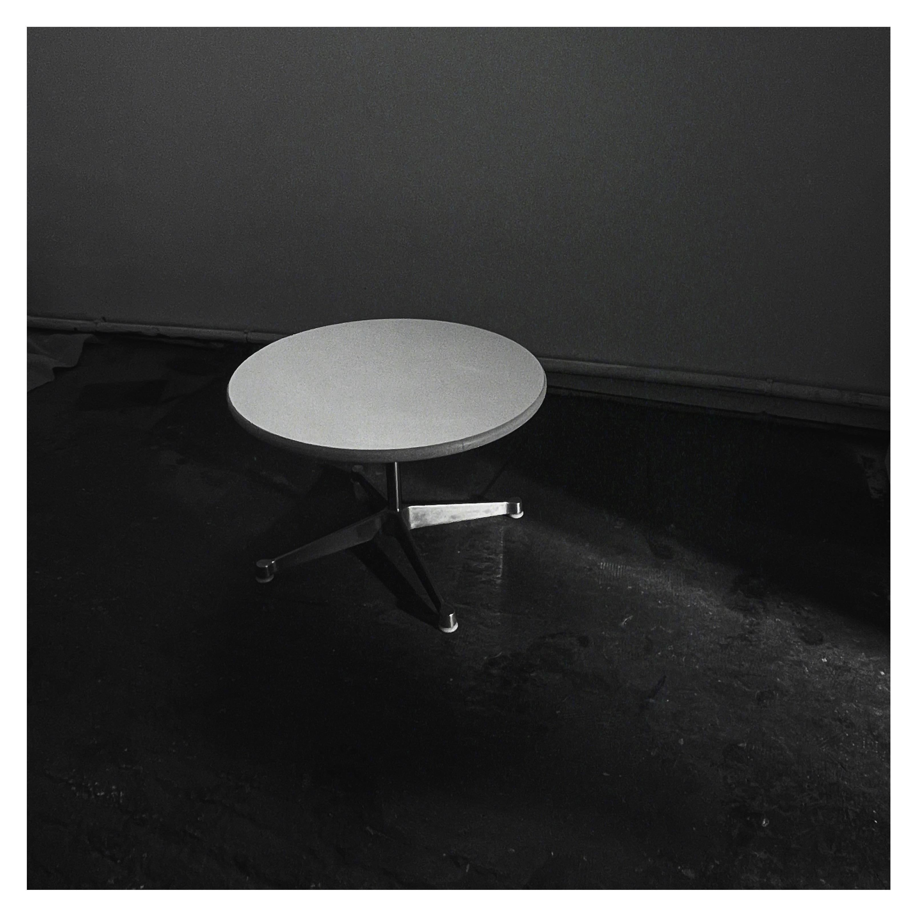 Cette table basse, table d'appoint ou coffee table de Charles & Ray Eames a été éditée par Mobilier International dans les années 1960. Elle présente un plateau en stratifié blanc avec une garniture en caoutchouc beige et est soutenue par une base