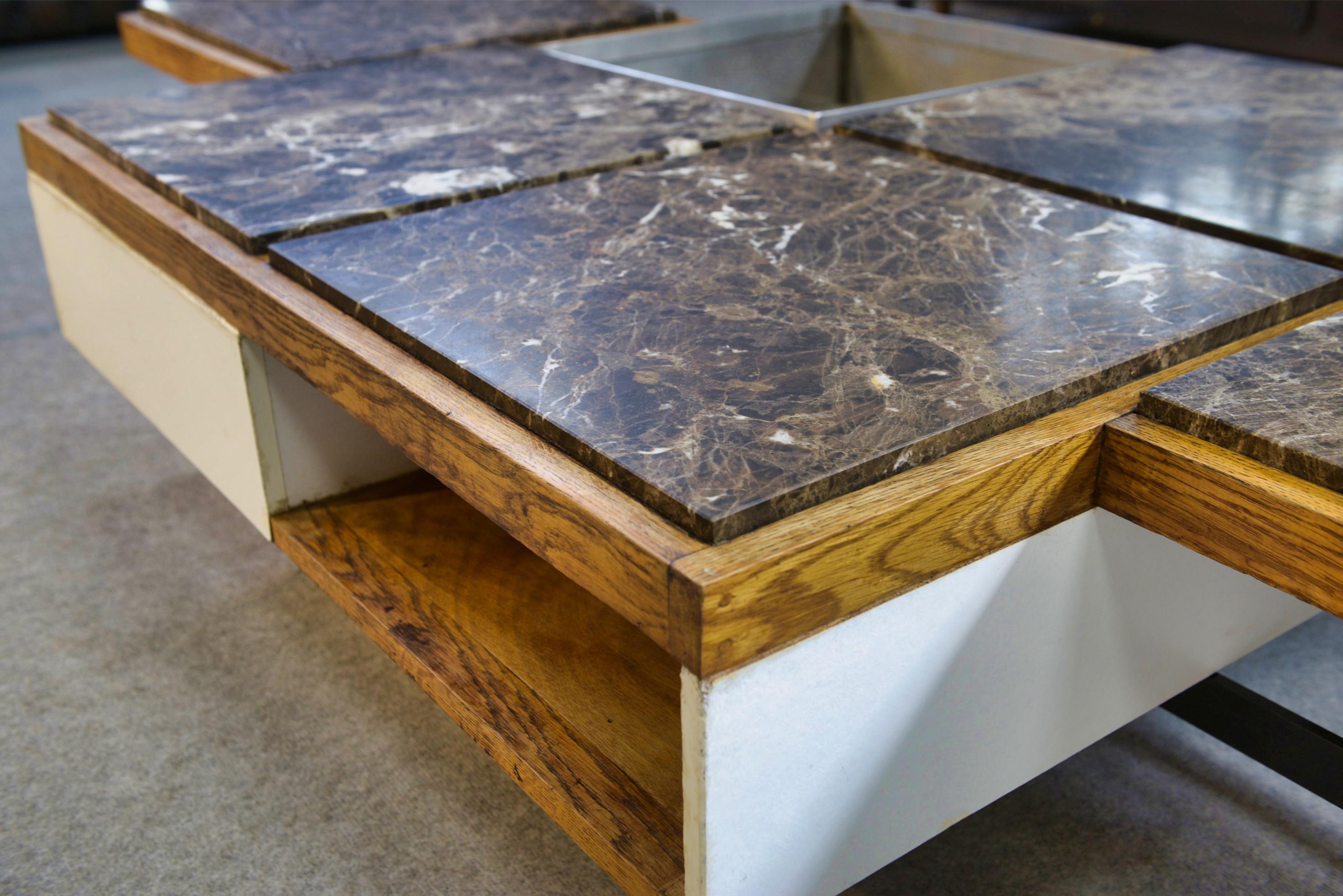 Table basse piètement acier avec encadrement en chêne et marbre gris 1970s im Angebot 7