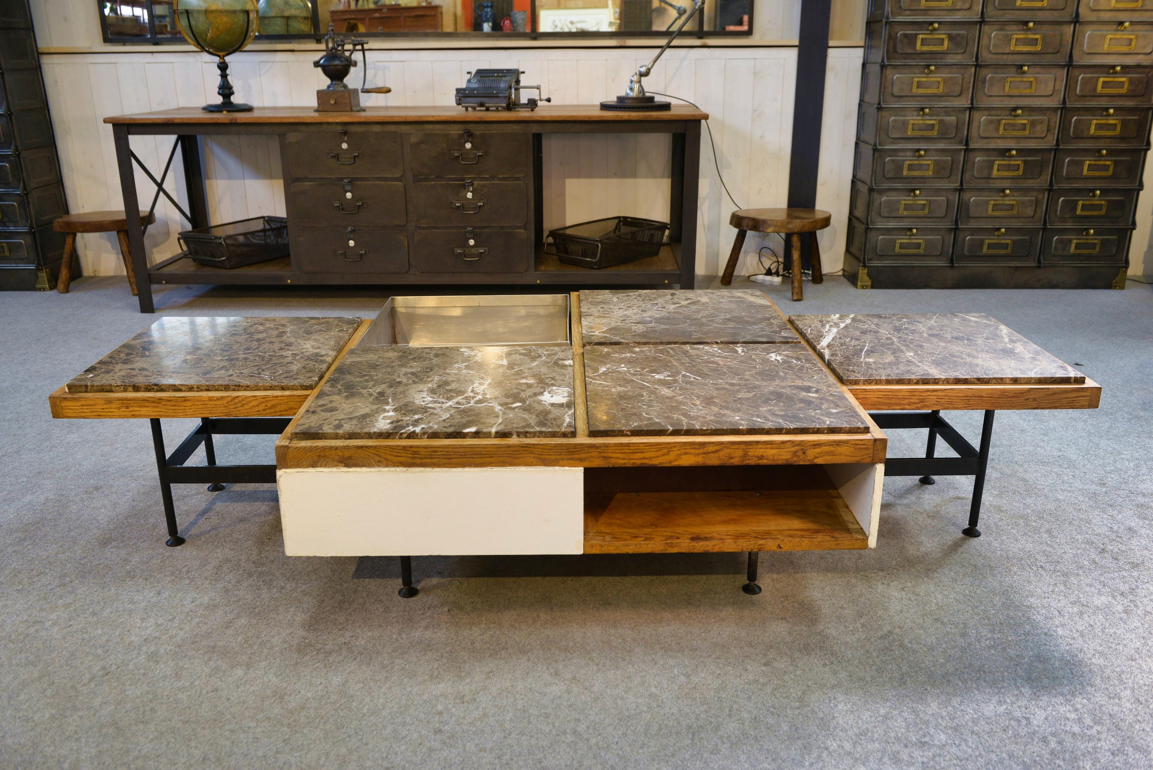 Table basse piètement acier avec encadrement en chêne et marbre gris 1970s (Französisch) im Angebot