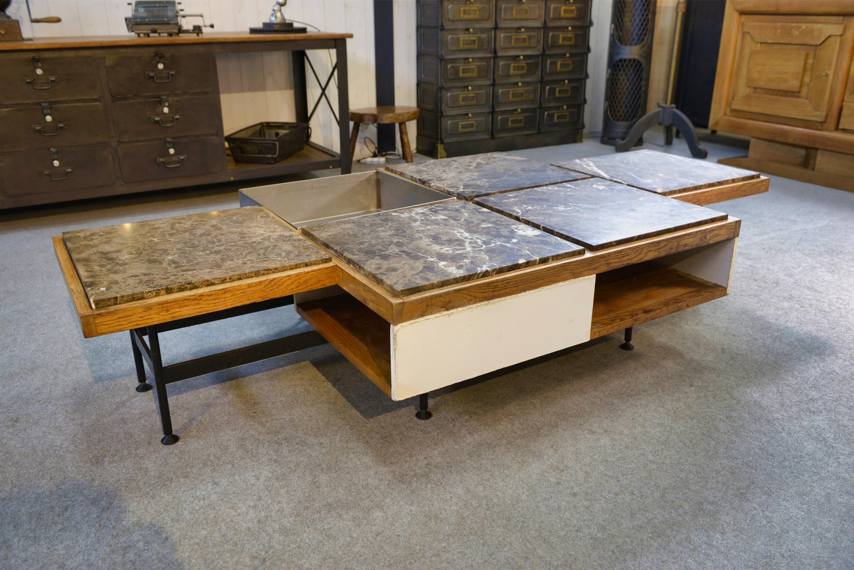 Table basse piètement acier avec encadrement en chêne et marbre gris 1970s im Zustand „Gut“ im Angebot in TOURCOING, FR