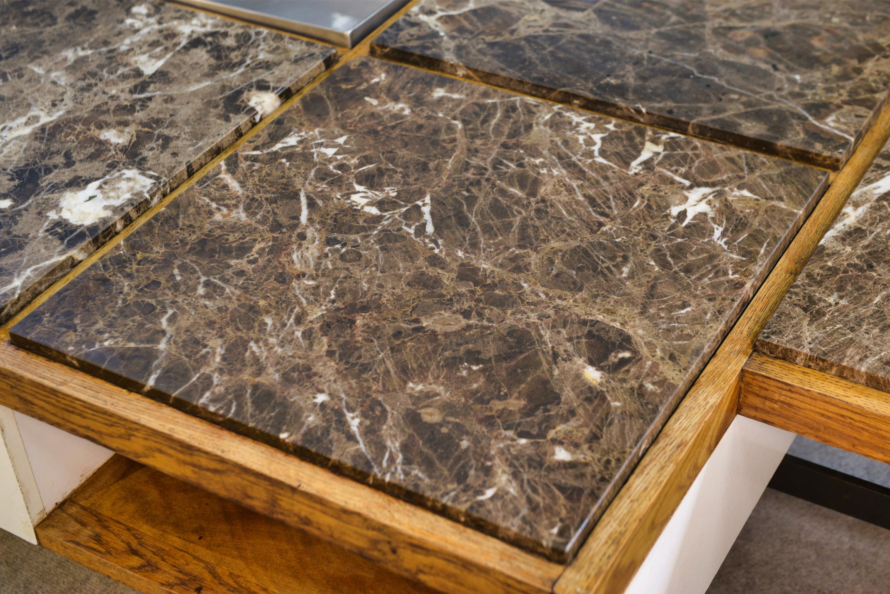 Table basse piètement acier avec encadrement en chêne et marbre gris 1970s (Ende des 20. Jahrhunderts) im Angebot