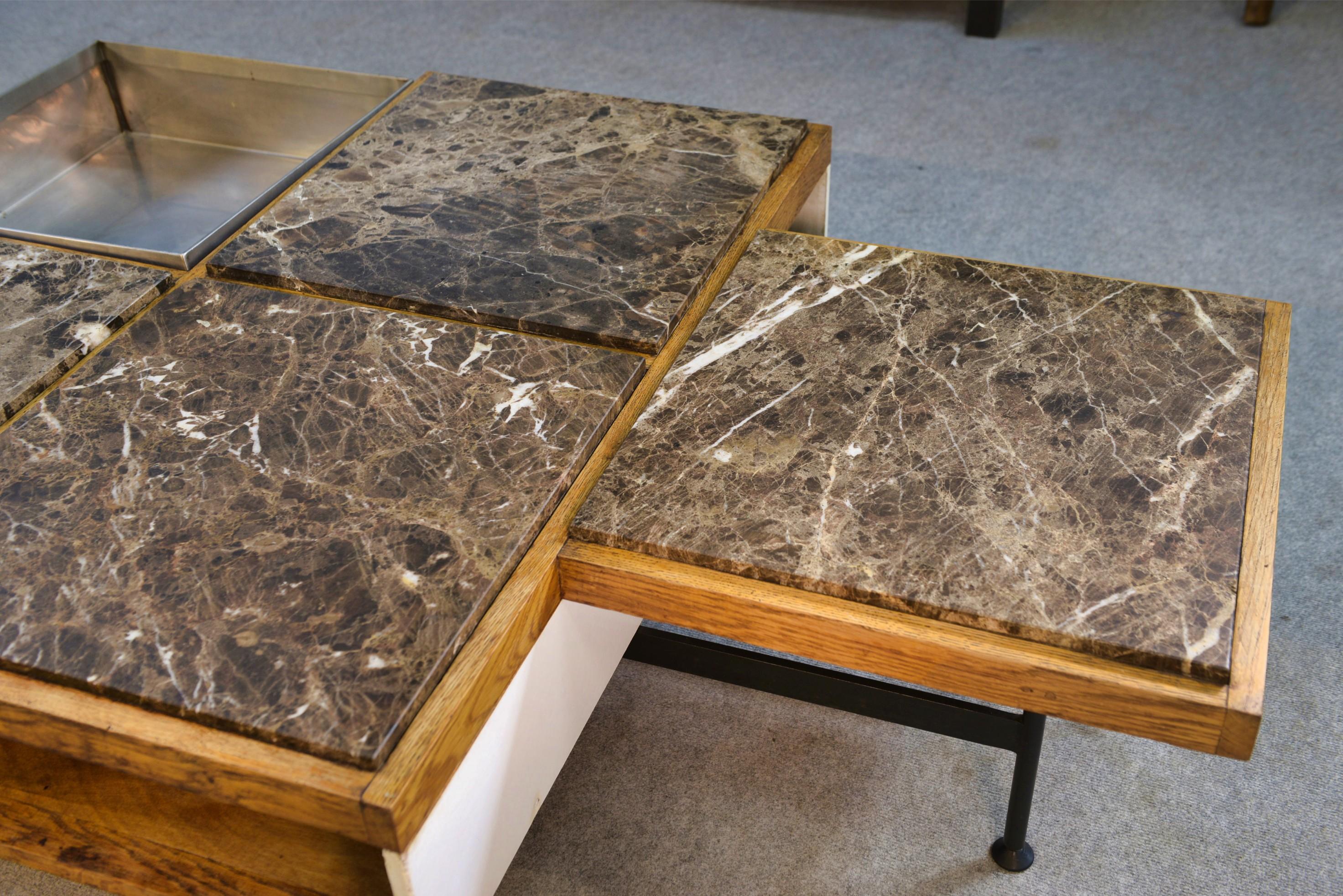 Table basse piètement acier avec encadrement en chêne et marbre gris 1970s im Angebot 1