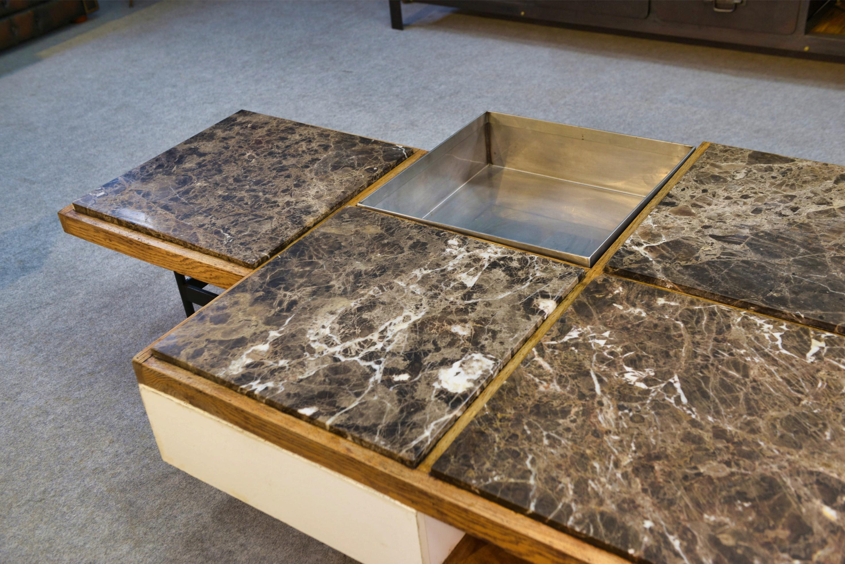 Table basse piètement acier avec encadrement en chêne et marbre gris 1970s im Angebot 3