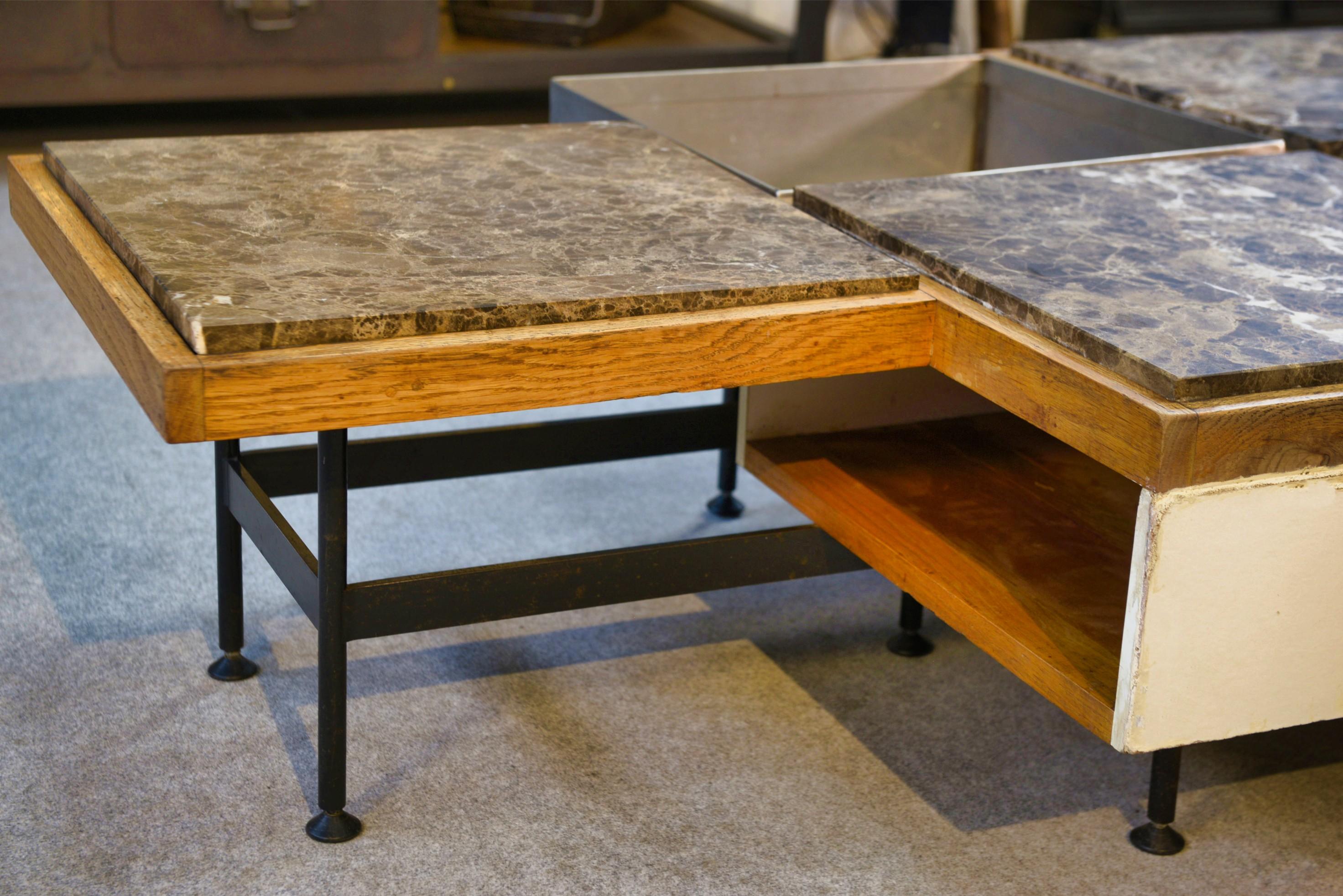 Table basse piètement acier avec encadrement en chêne et marbre gris 1970s im Angebot 4