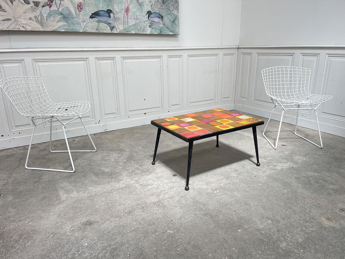 Tavolo basso in céramique e métal degli Atelier A Roger Capron (Vallauris, Francia). Grande artista céramiste francese, ha creato le iconiche petites tables planètes negli anni 1950.
Cette table basse vintage Capron, en très bon état, est une