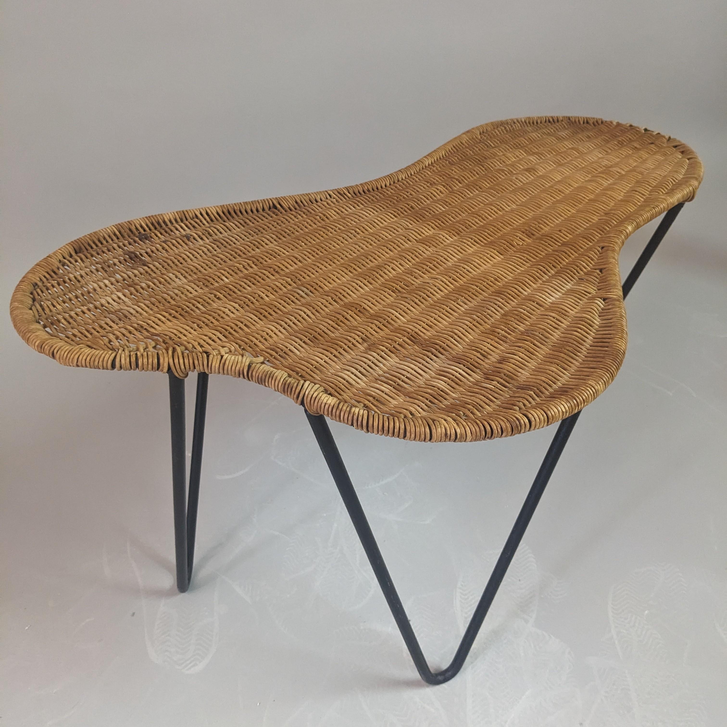 Table basse par Raoul Guys vers 1950 France.
Structure en acier laqué noir.
Rotin tressé.

