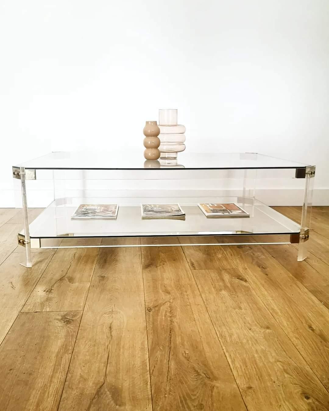 Post-Modern Table basse rectangulaire en verre et piètement plexiglas