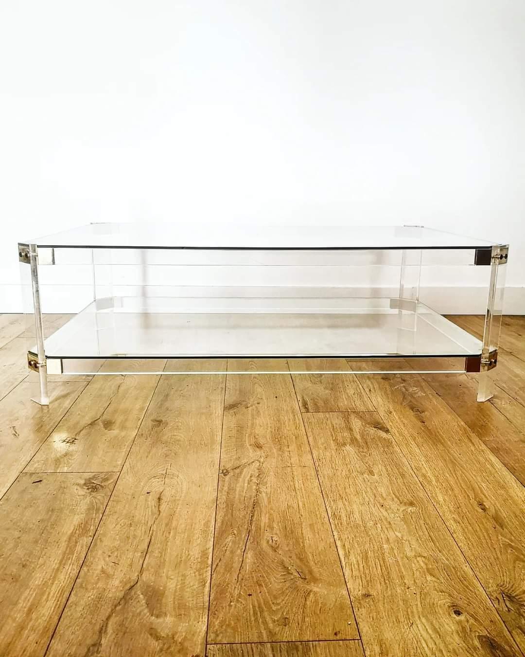 Table basse rectangulaire en verre et piètement plexiglas In Fair Condition In SAINT-ESTÈVE, FR