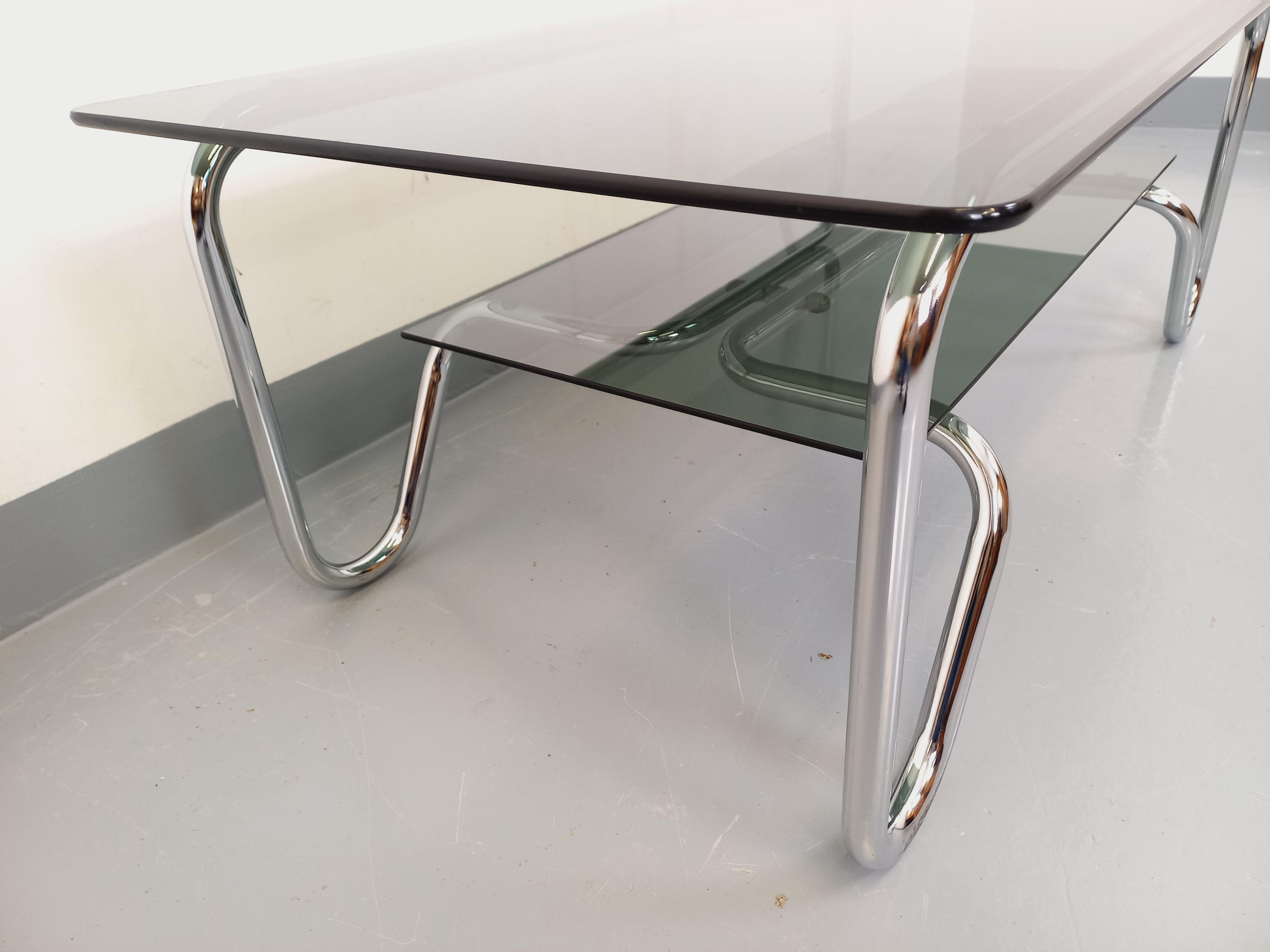 Table basse rectangulaire italienne vintage 2 plateaux en verre fumé et métal en vente 4