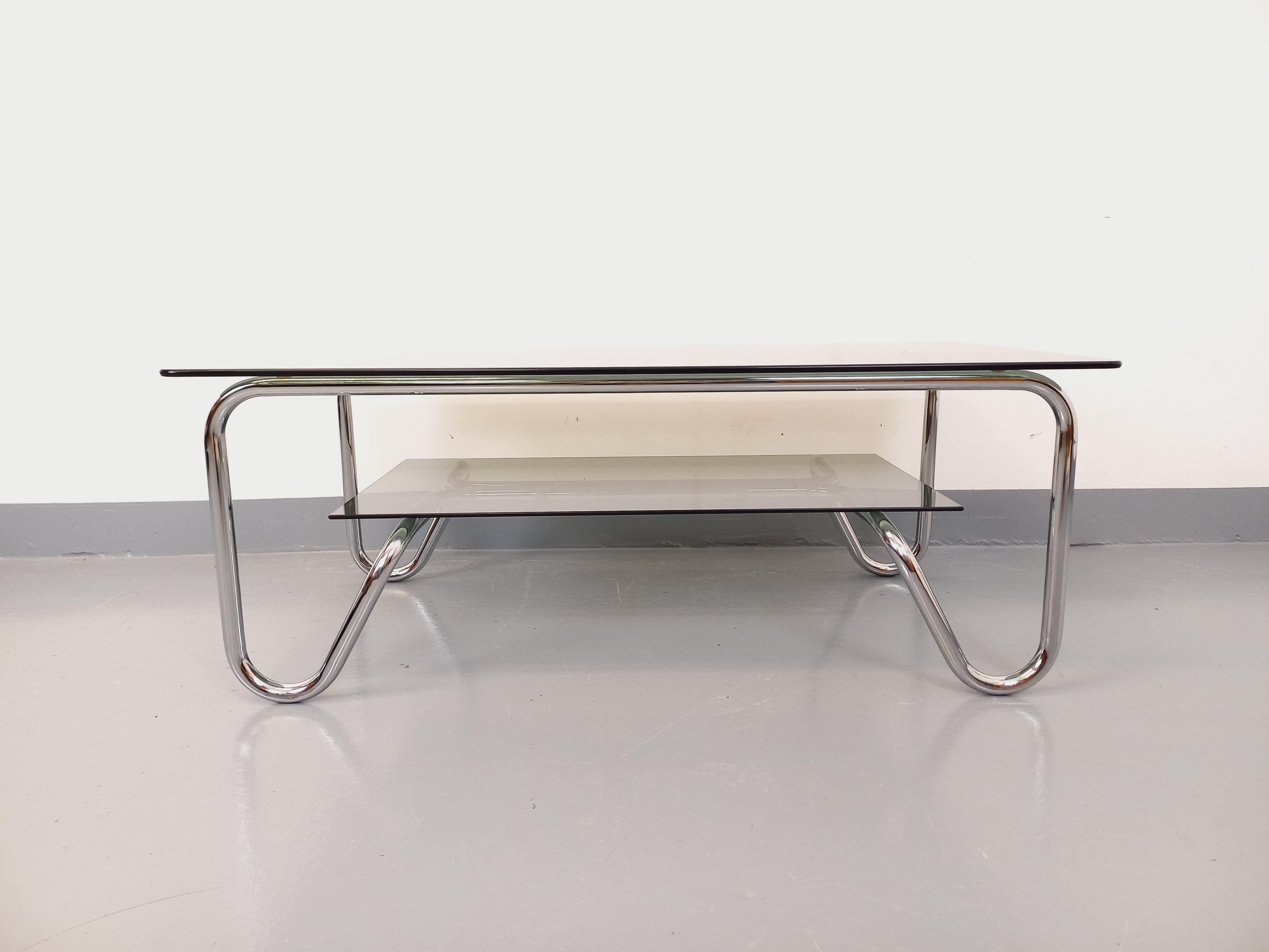 Table basse rectangulaire italienne vintage 2 plateaux en verre fumé et métal en vente 5