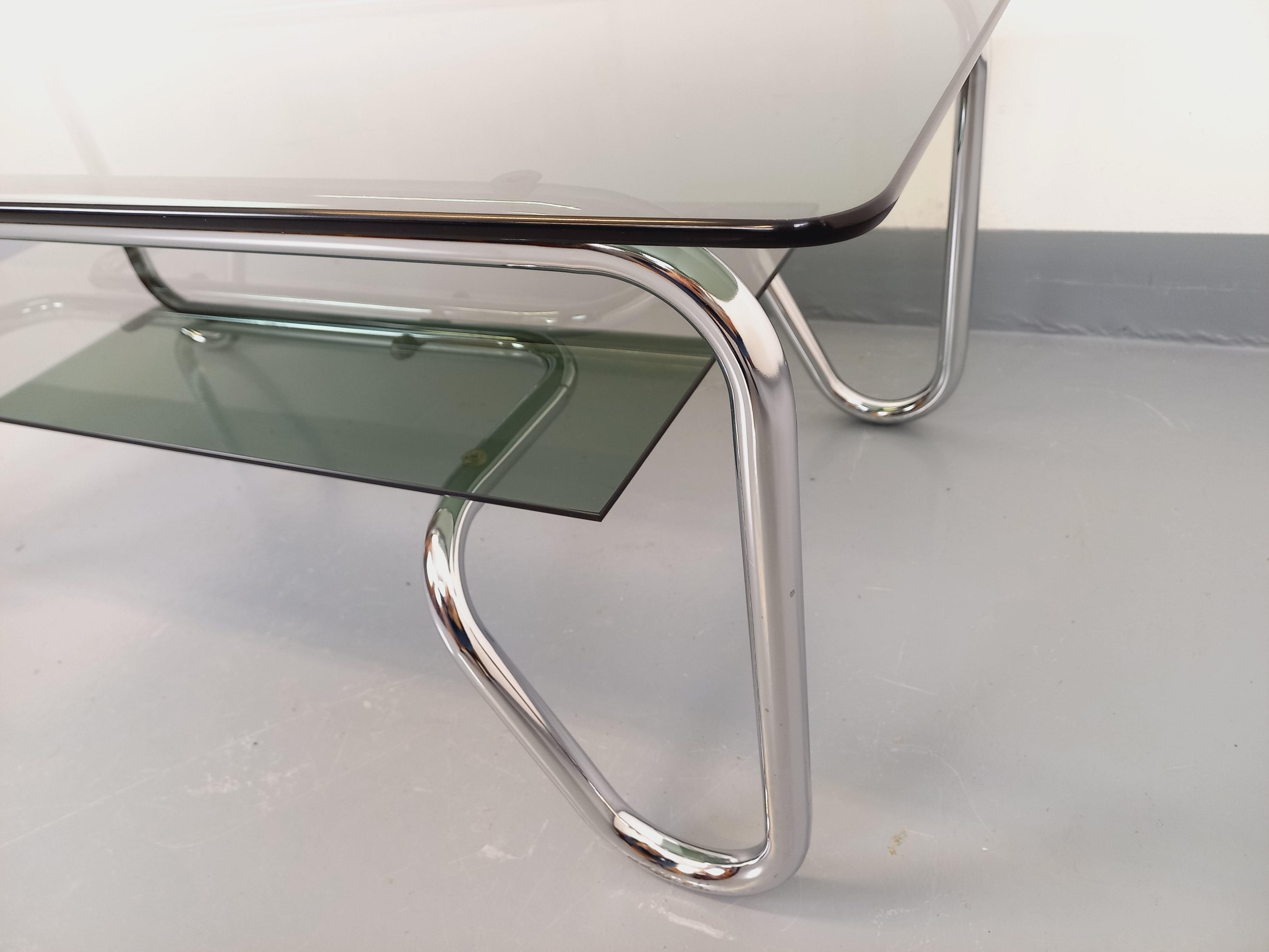 Table basse rectangulaire italienne vintage 2 plateaux en verre fumé et métal en vente 7
