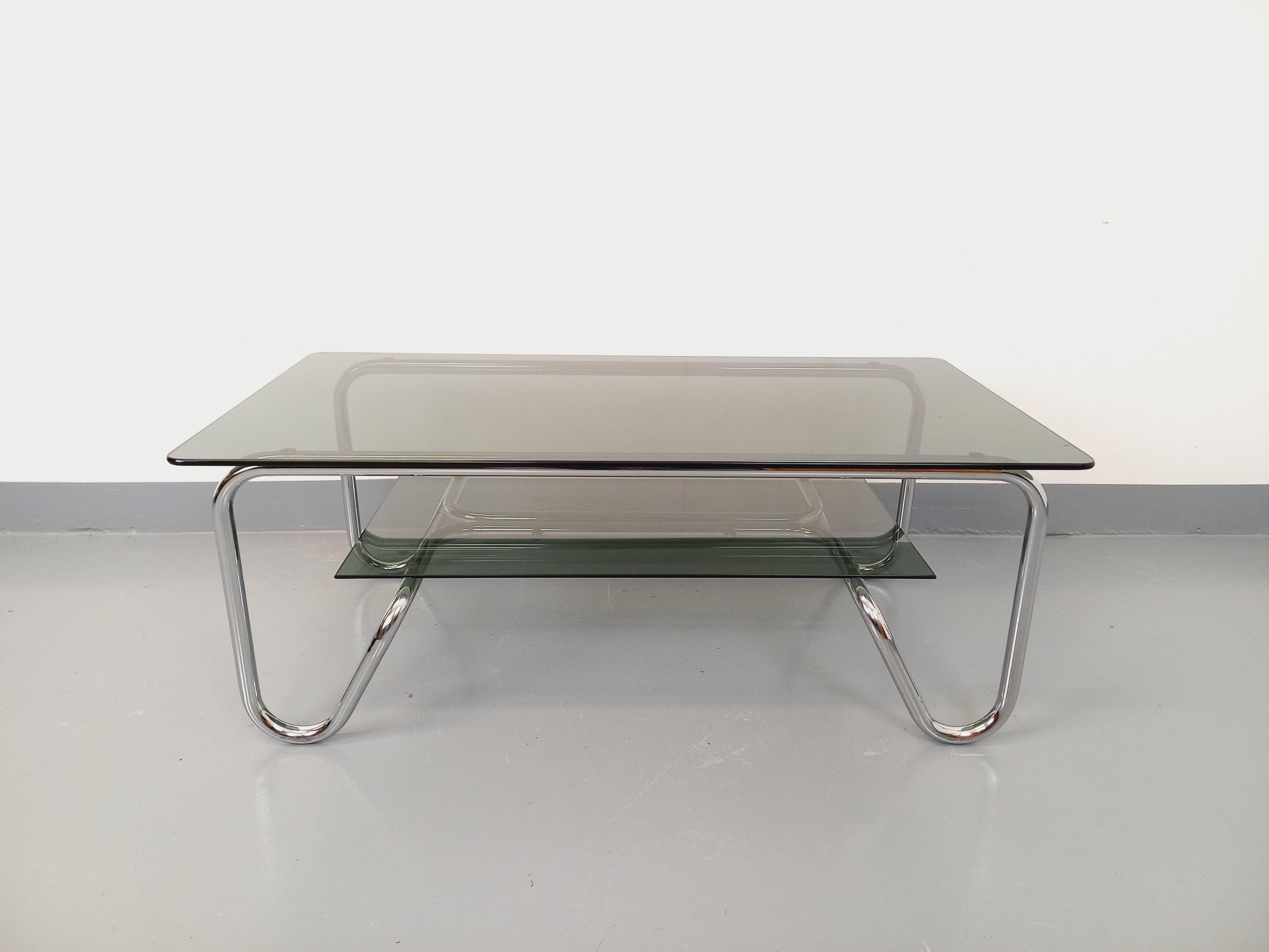 Ère spatiale Table basse rectangulaire italienne vintage 2 plateaux en verre fumé et métal en vente