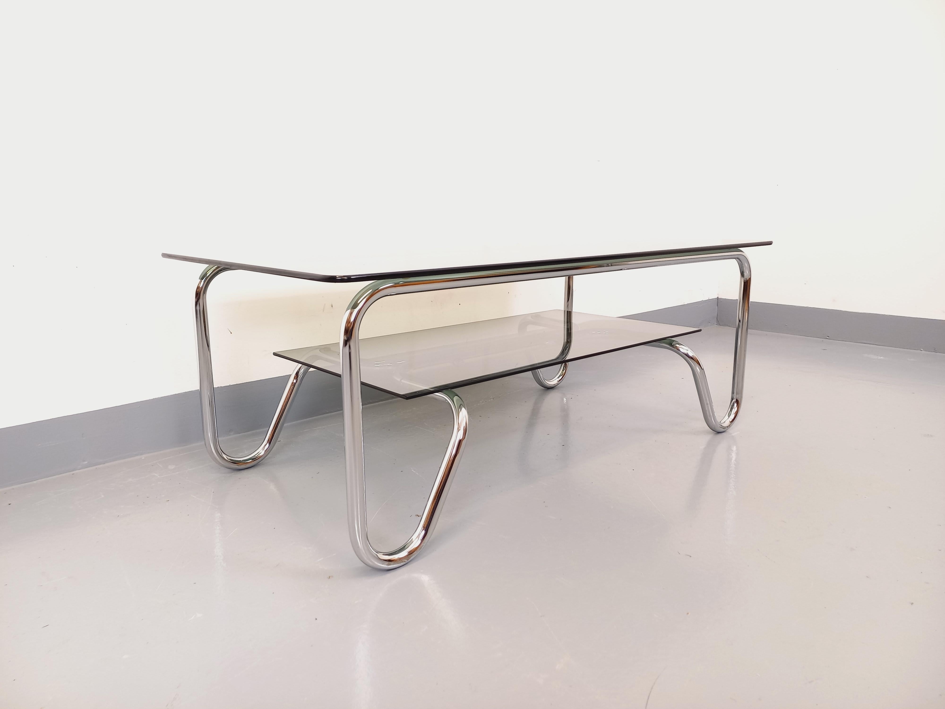 Table basse rectangulaire italienne vintage 2 plateaux en verre fumé et métal Bon état - En vente à BESANÇON, FR