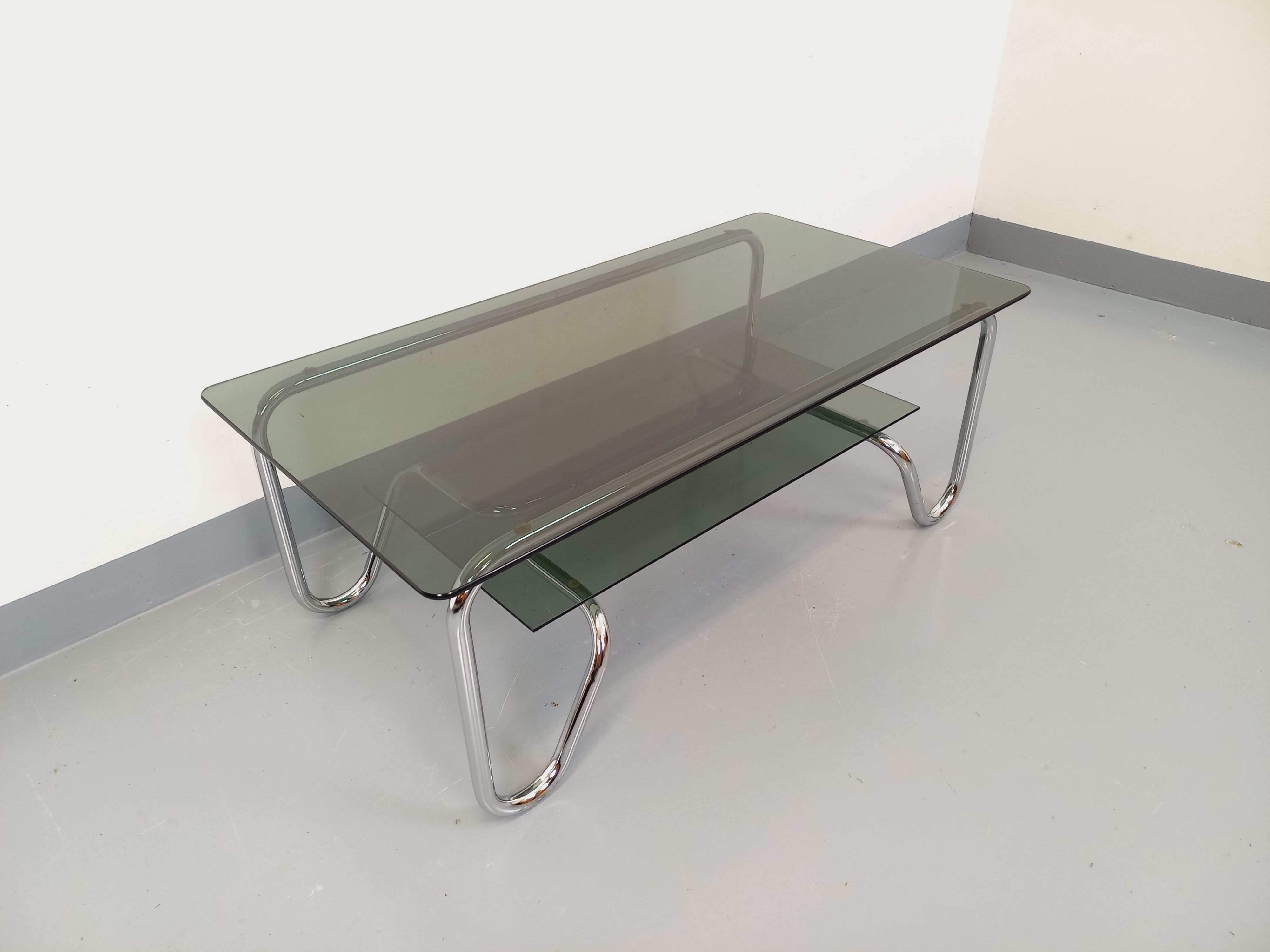 Fin du 20e siècle Table basse rectangulaire italienne vintage 2 plateaux en verre fumé et métal en vente