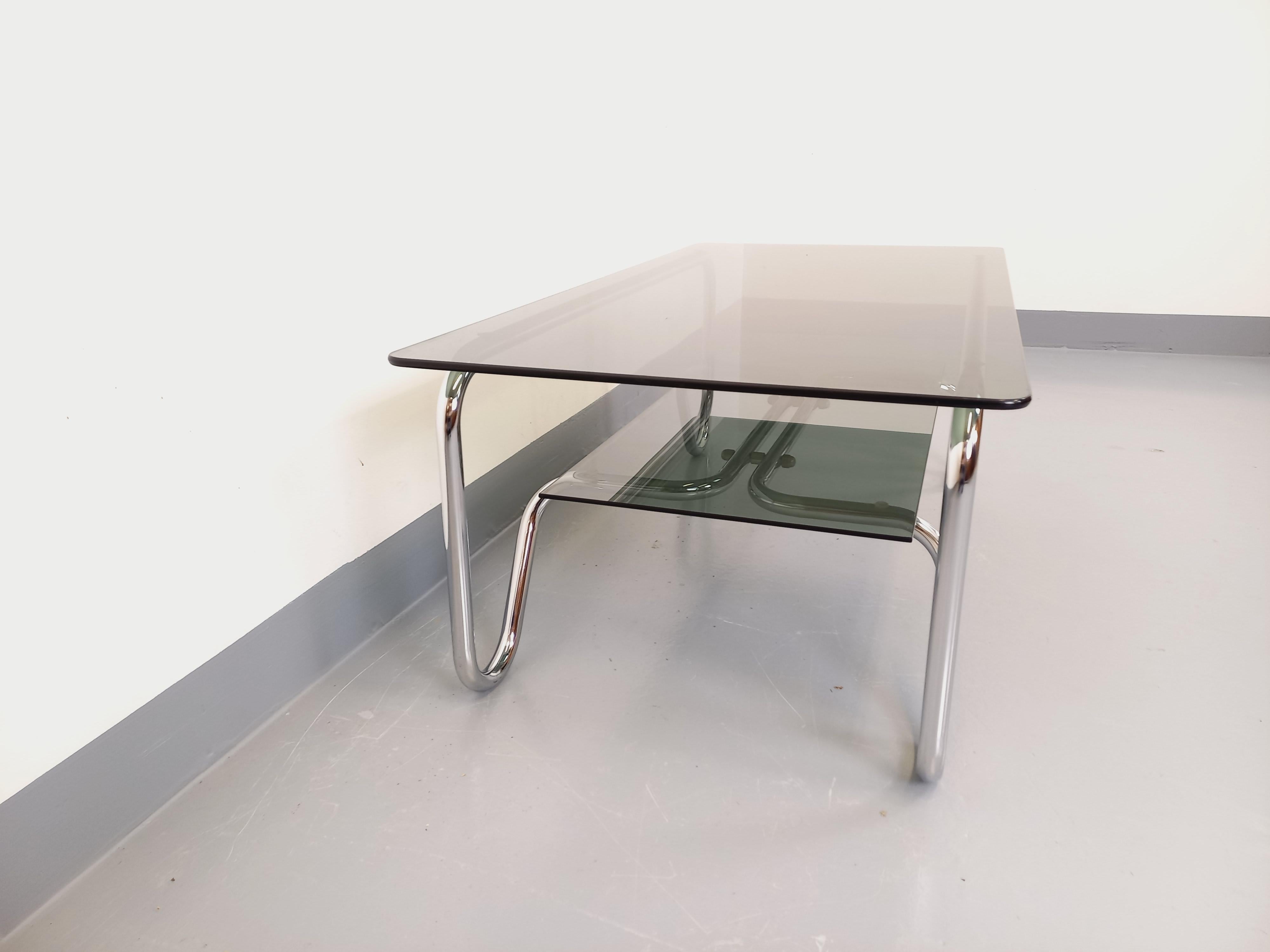 Métal Table basse rectangulaire italienne vintage 2 plateaux en verre fumé et métal en vente