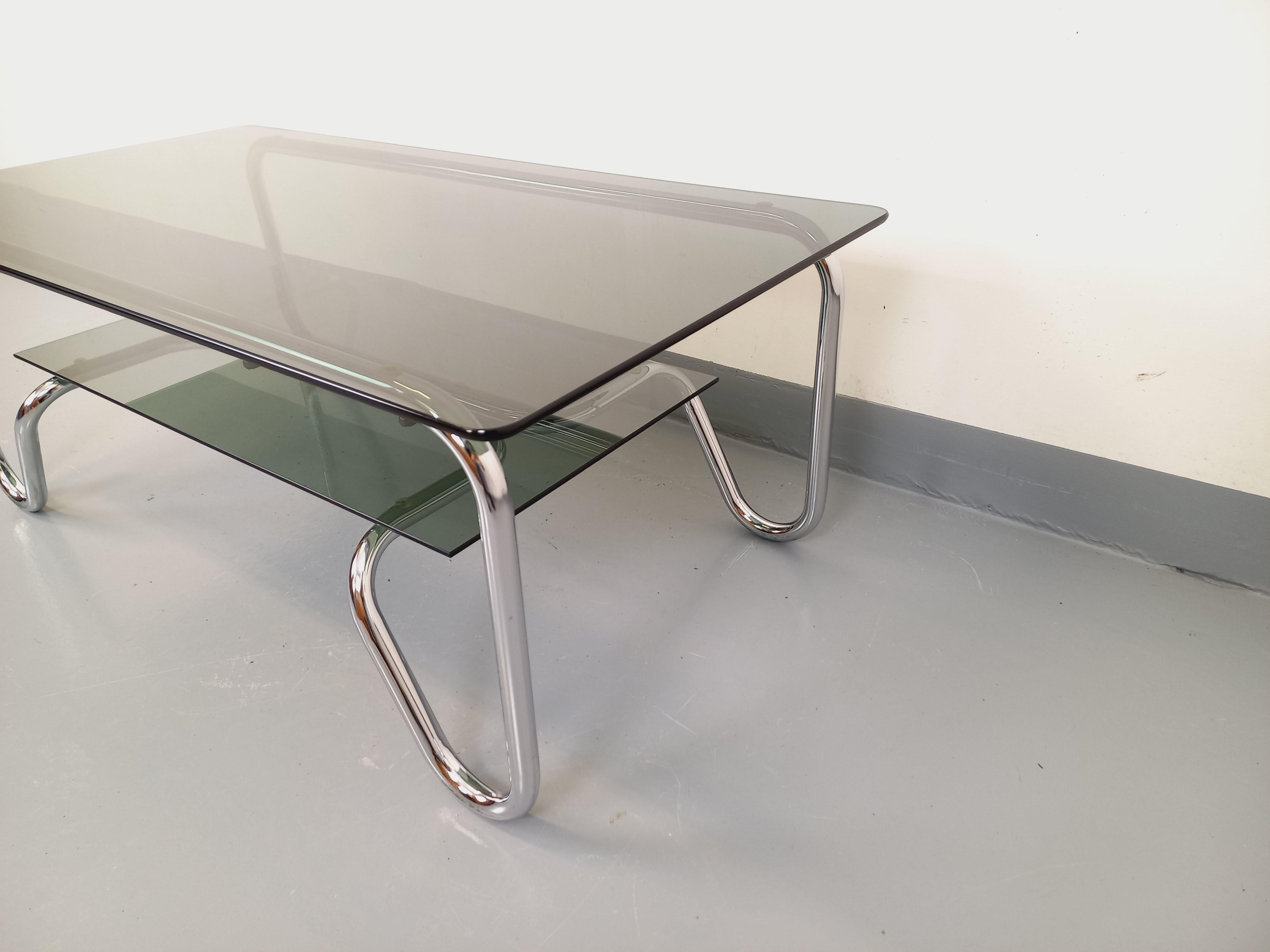 Table basse rectangulaire italienne vintage 2 plateaux en verre fumé et métal en vente 1