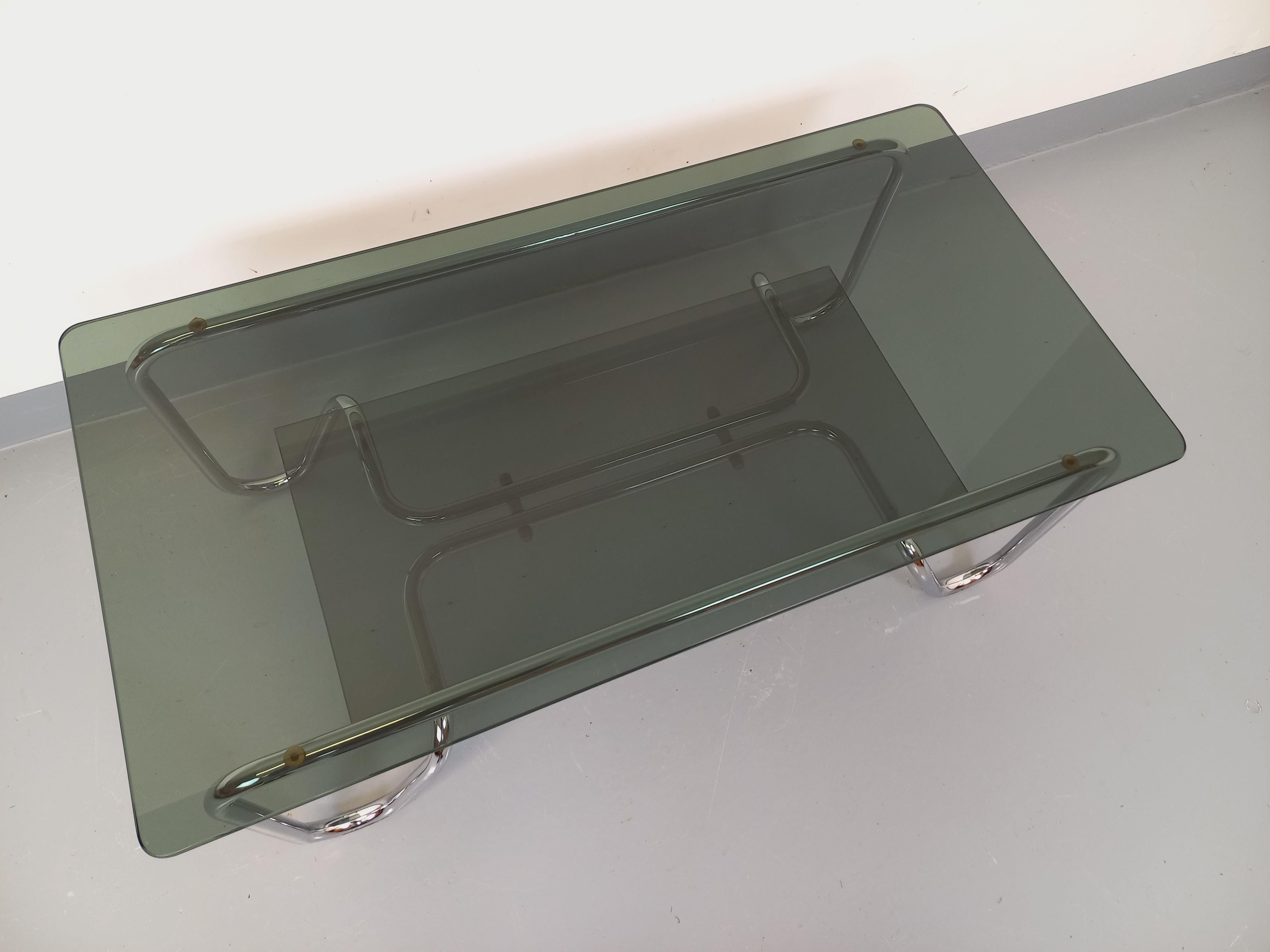 Table basse rectangulaire italienne vintage 2 plateaux en verre fumé et métal en vente 2