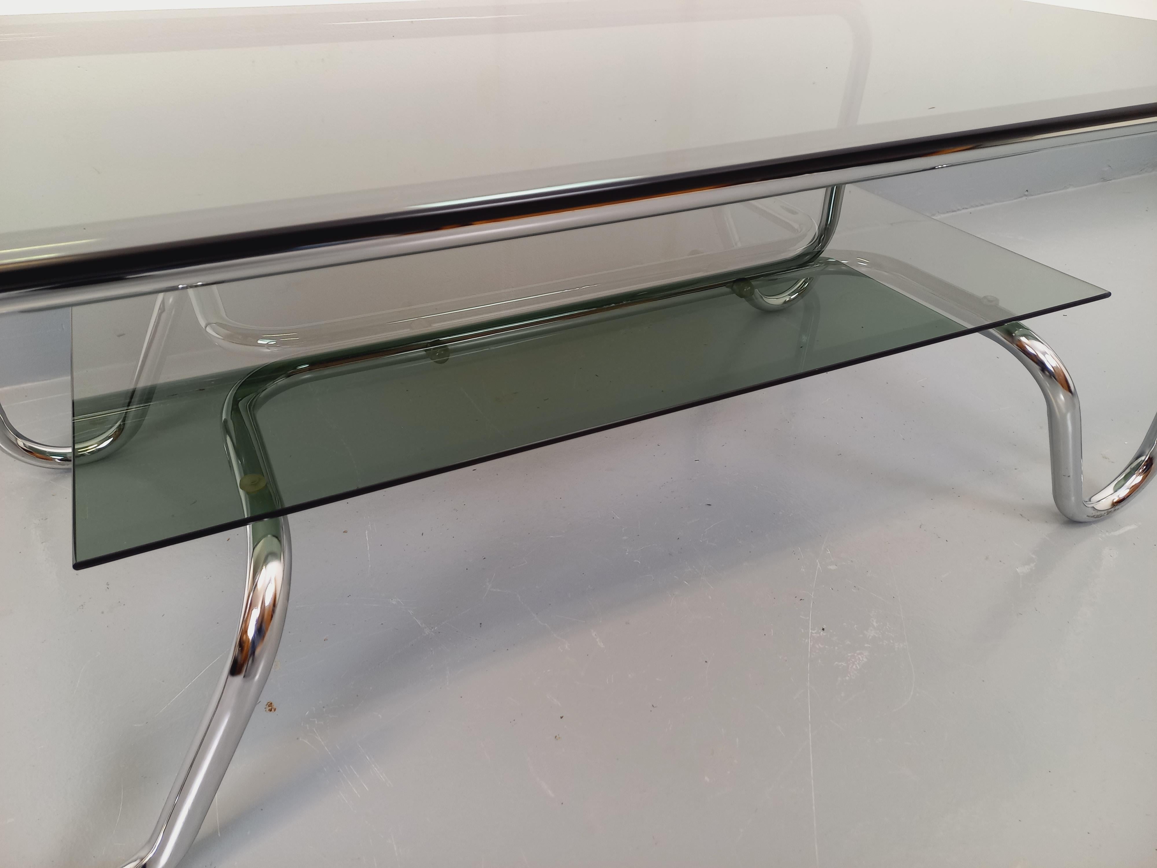 Table basse rectangulaire italienne vintage 2 plateaux en verre fumé et métal en vente 3