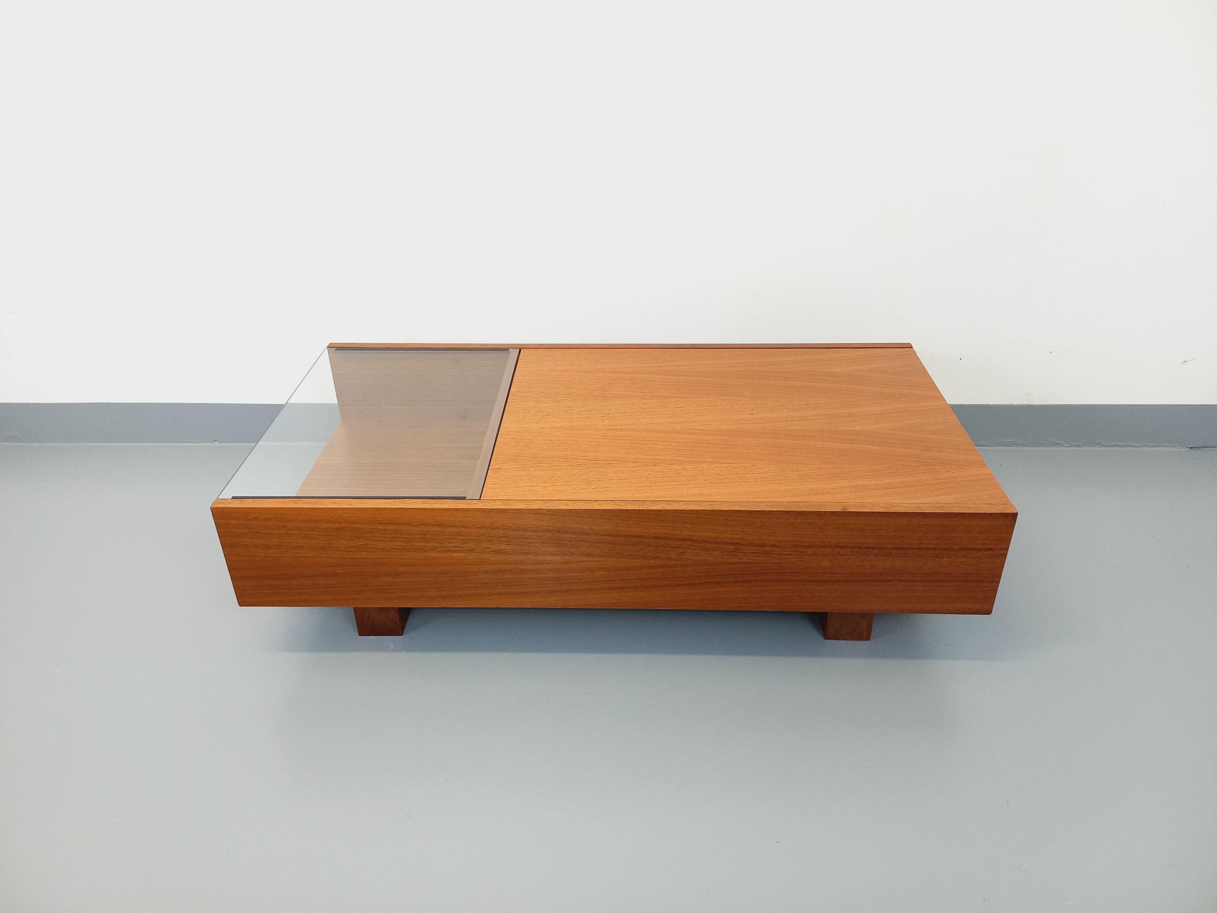 Table basse rectangulaire moderniste vintage avec niches en teck et verre 3