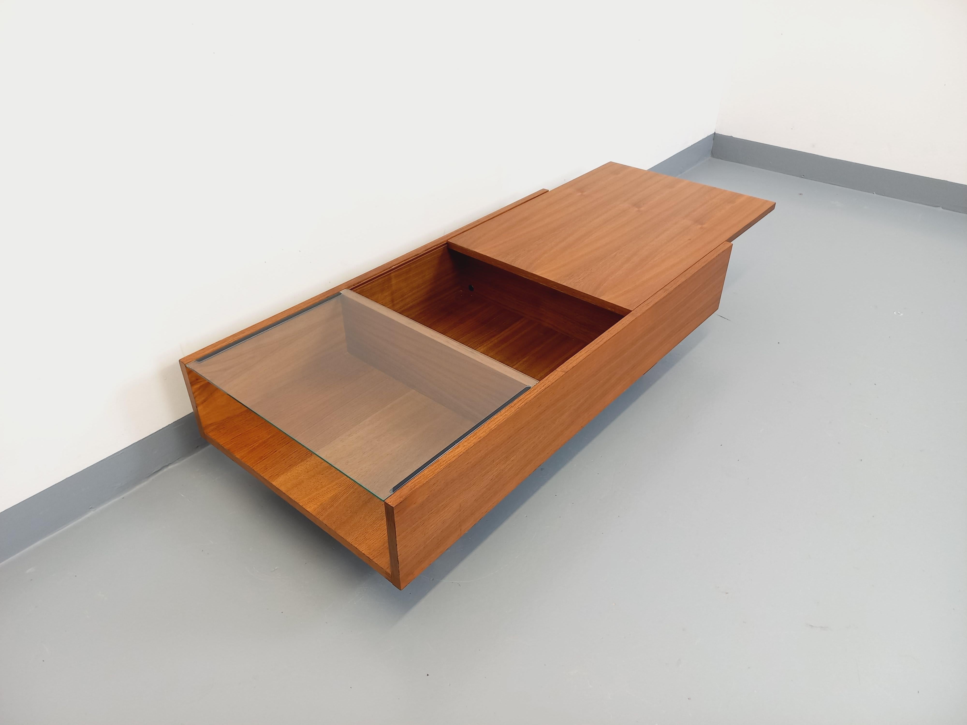 Table basse rectangulaire moderniste vintage avec niches en teck et verre 3