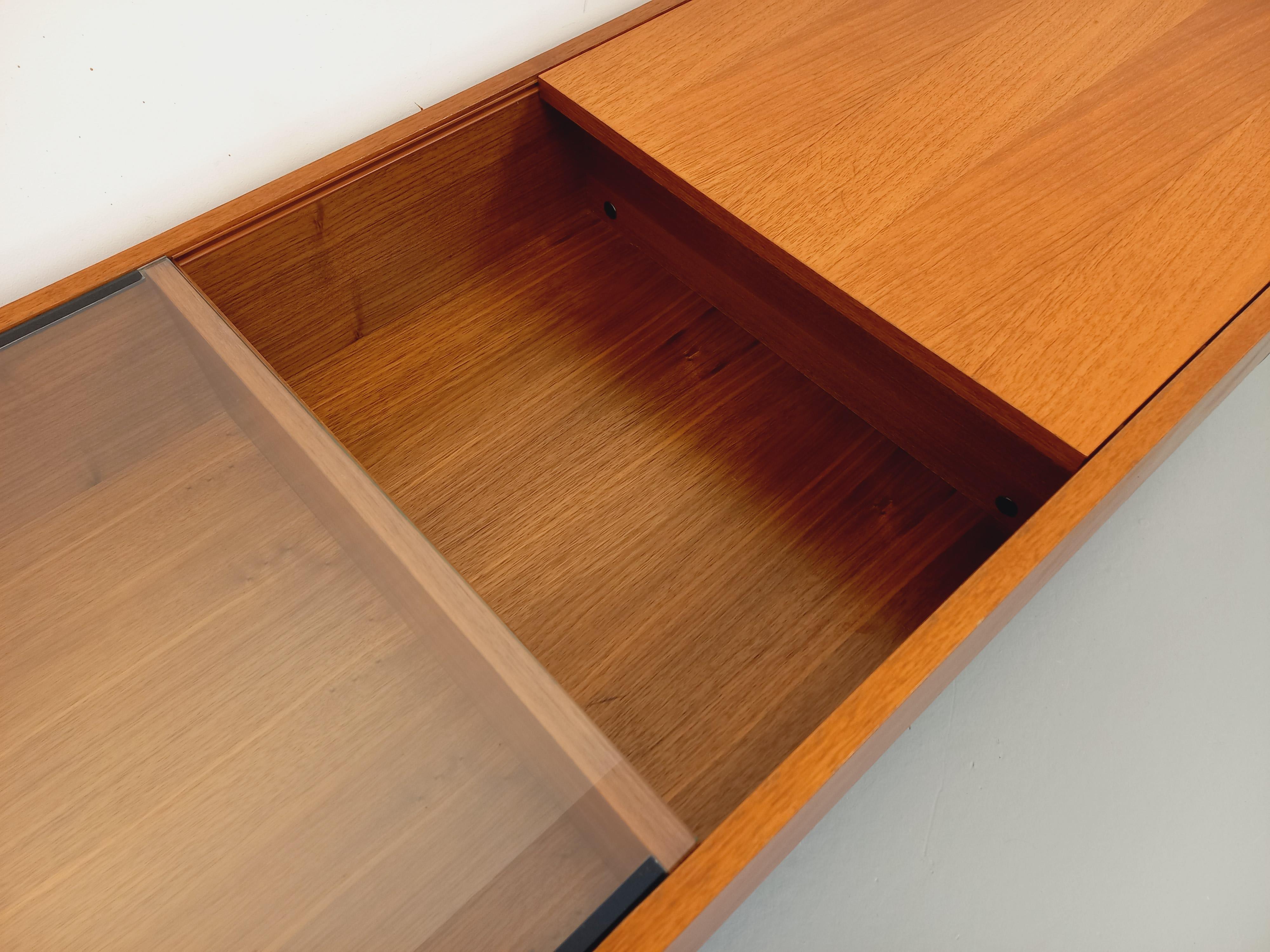 Table basse rectangulaire moderniste vintage avec niches en teck et verre 4