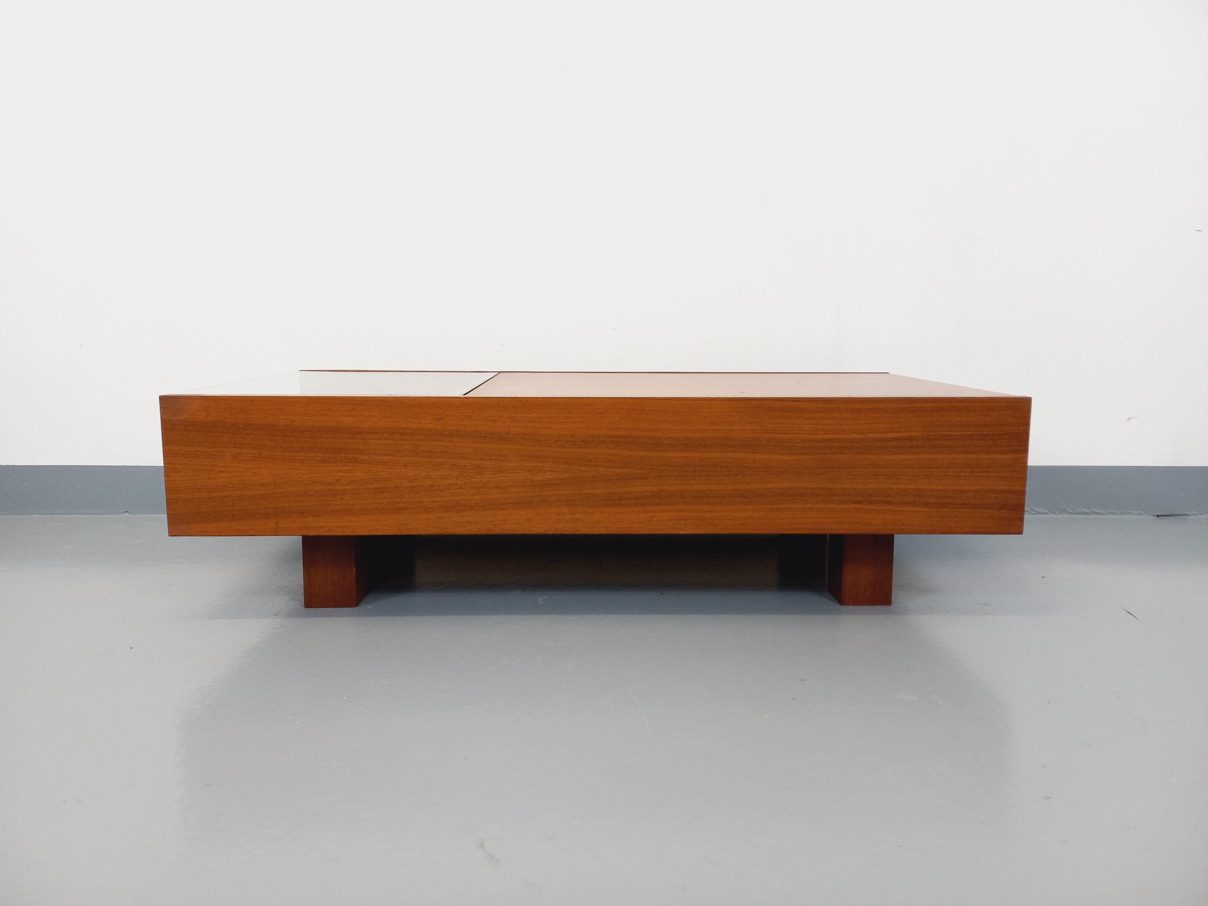 Table basse rectangulaire moderniste vintage avec niches en teck et verre 4