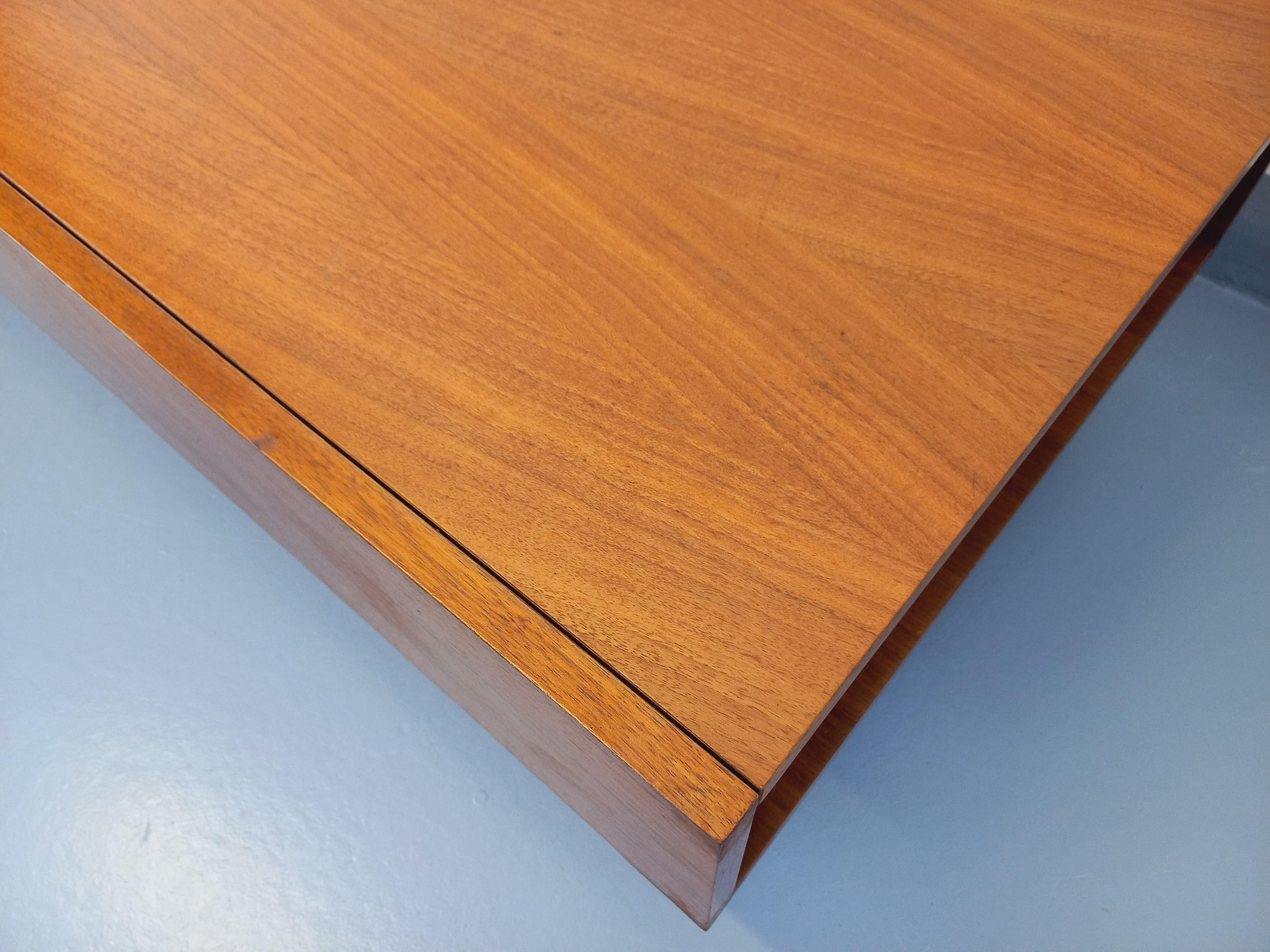 Table basse rectangulaire moderniste vintage avec niches en teck et verre 5