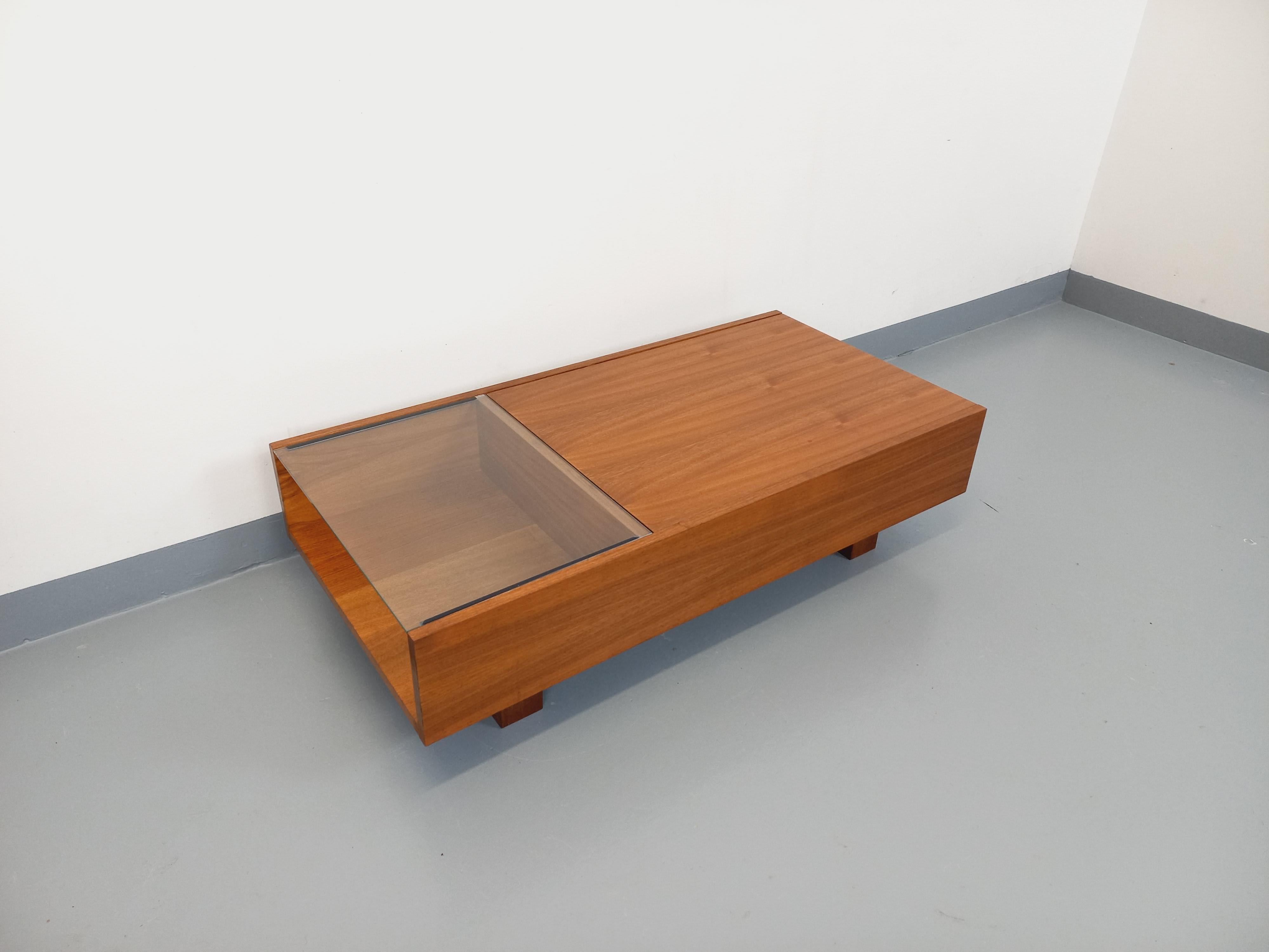 Table basse rectangulaire moderniste vintage avec niches en teck et verre 5