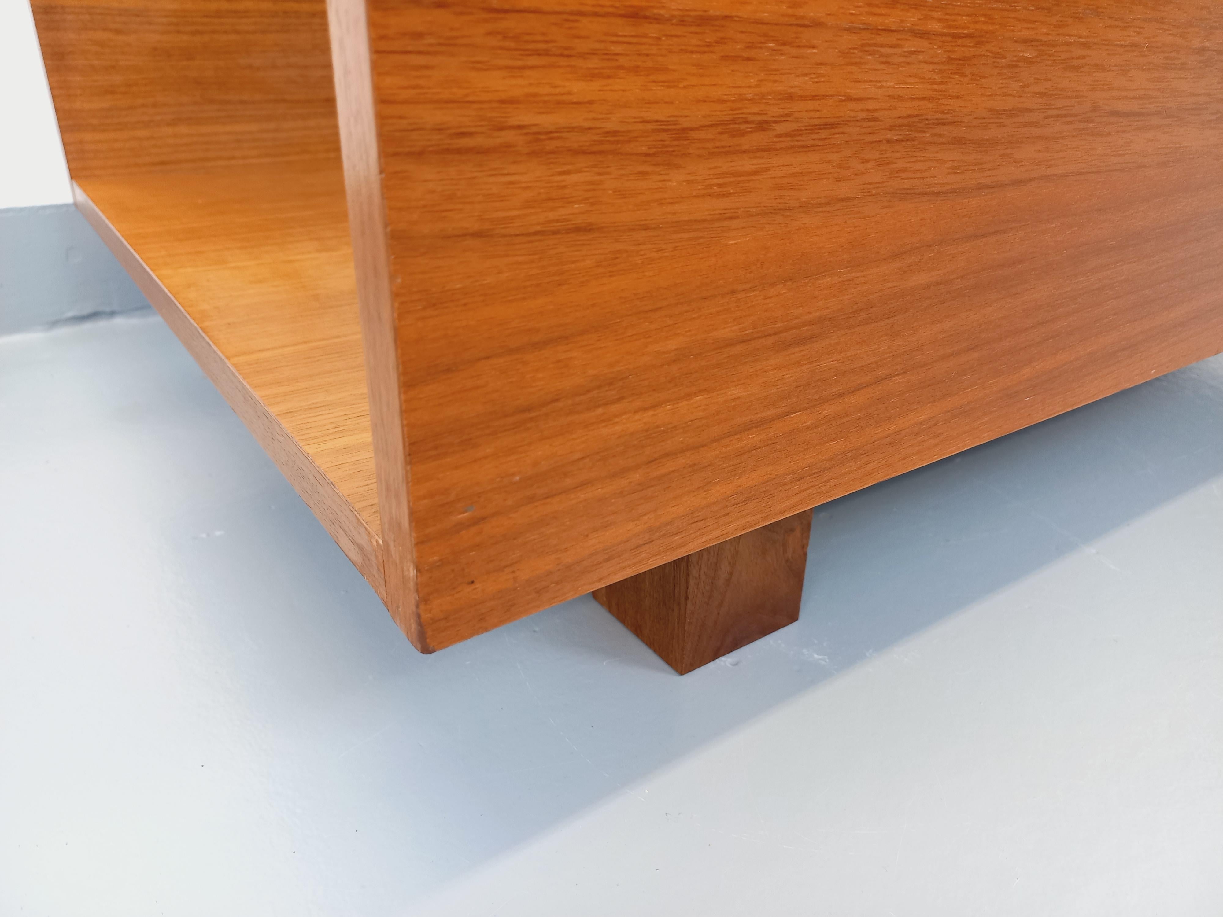 Table basse rectangulaire moderniste vintage avec niches en teck et verre 6