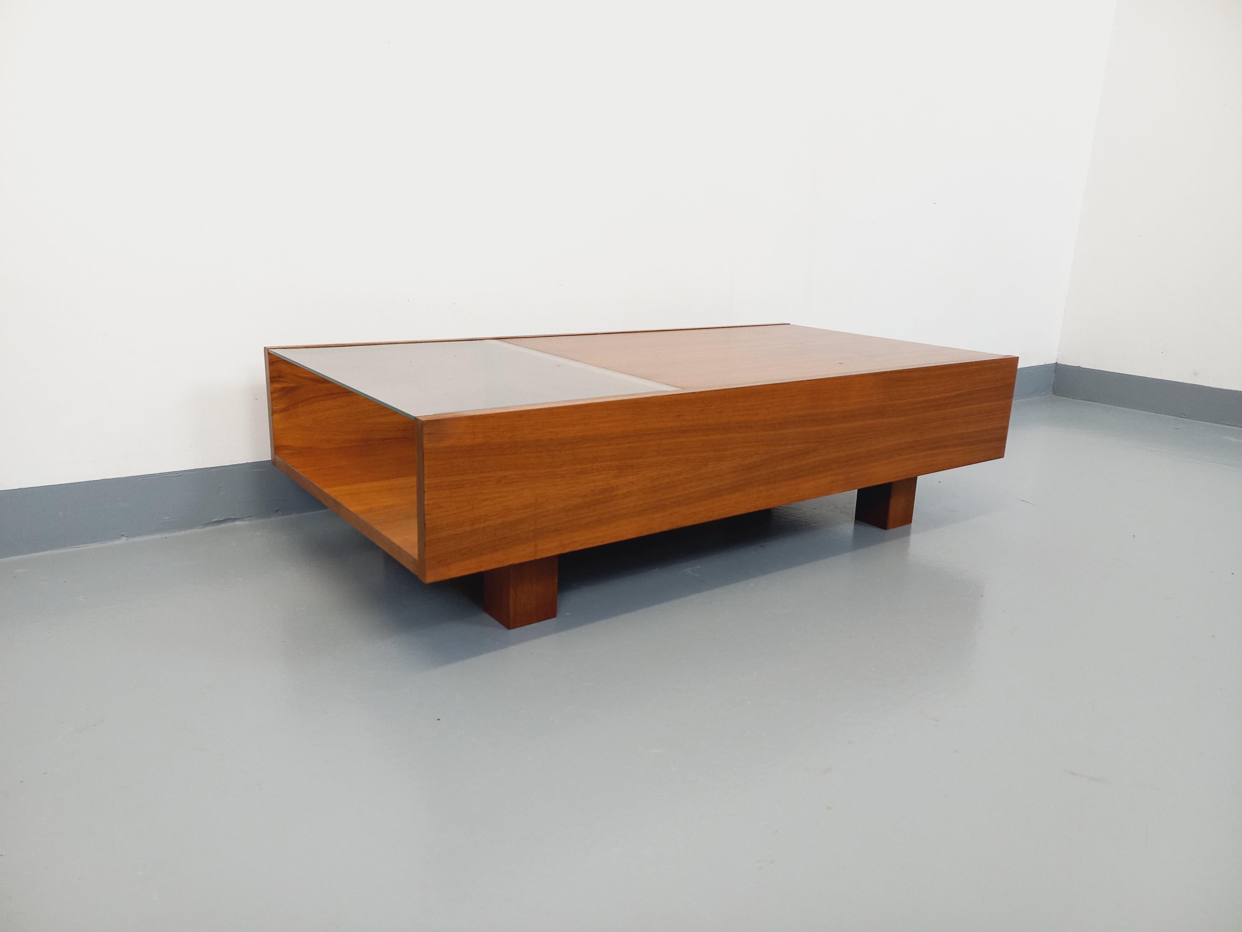 Table basse rectangulaire moderniste vintage avec niches en teck et verre 6