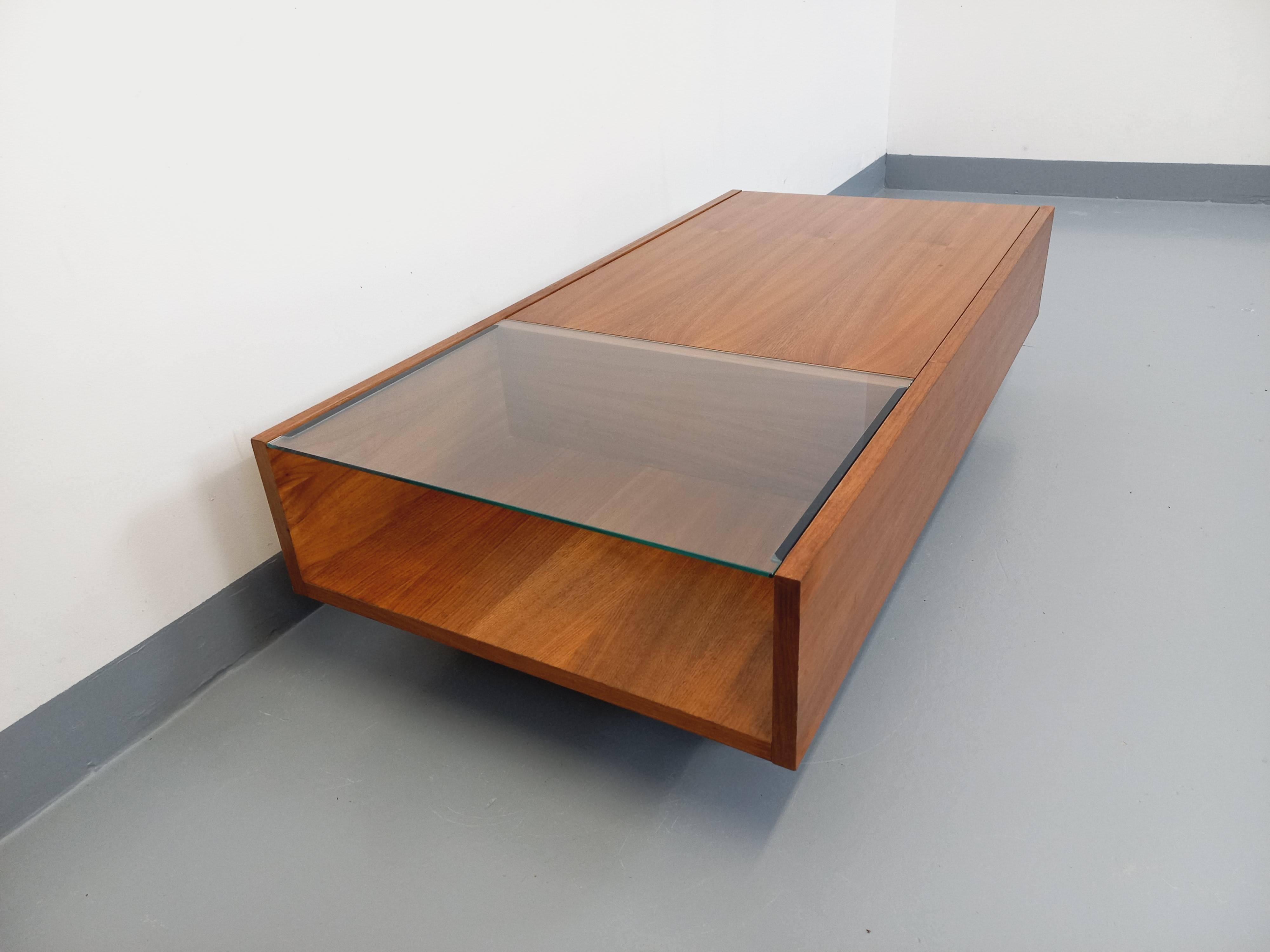 Table basse rectangulaire moderniste vintage avec niches en teck et verre 7