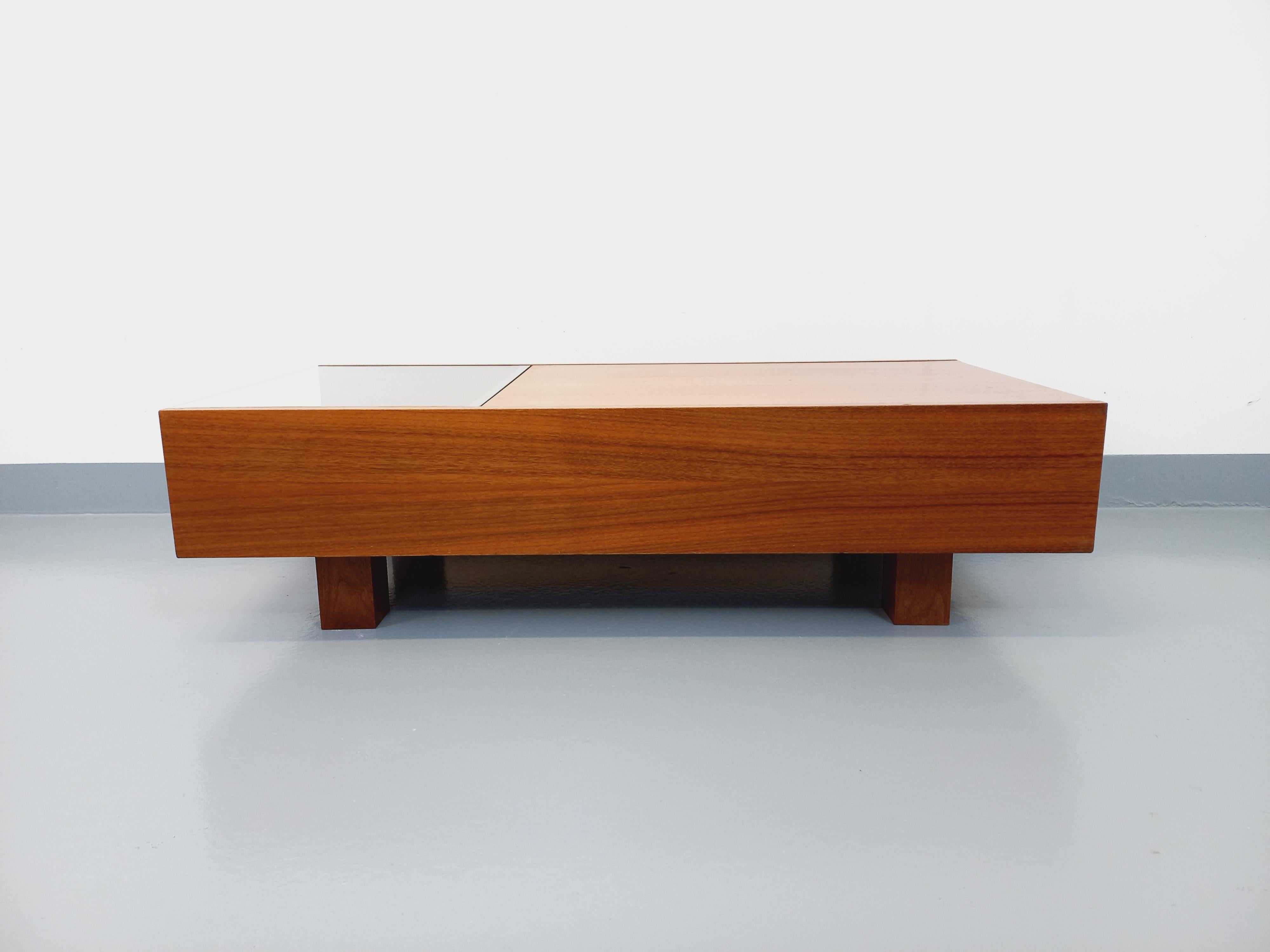 Table basse rectangulaire moderniste vintage avec niches en teck et verre 9