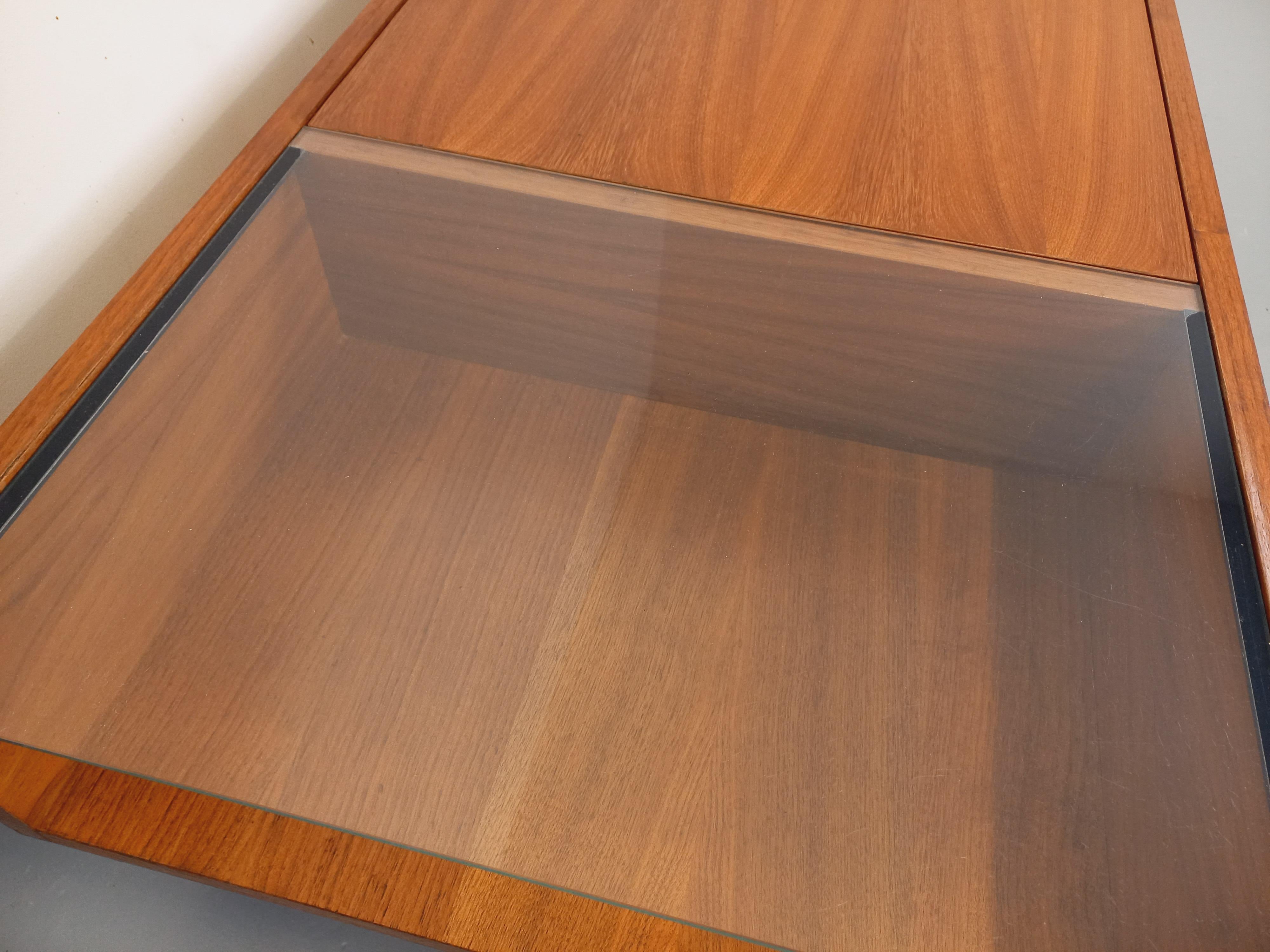 Table basse rectangulaire moderniste vintage avec niches en teck et verre 10