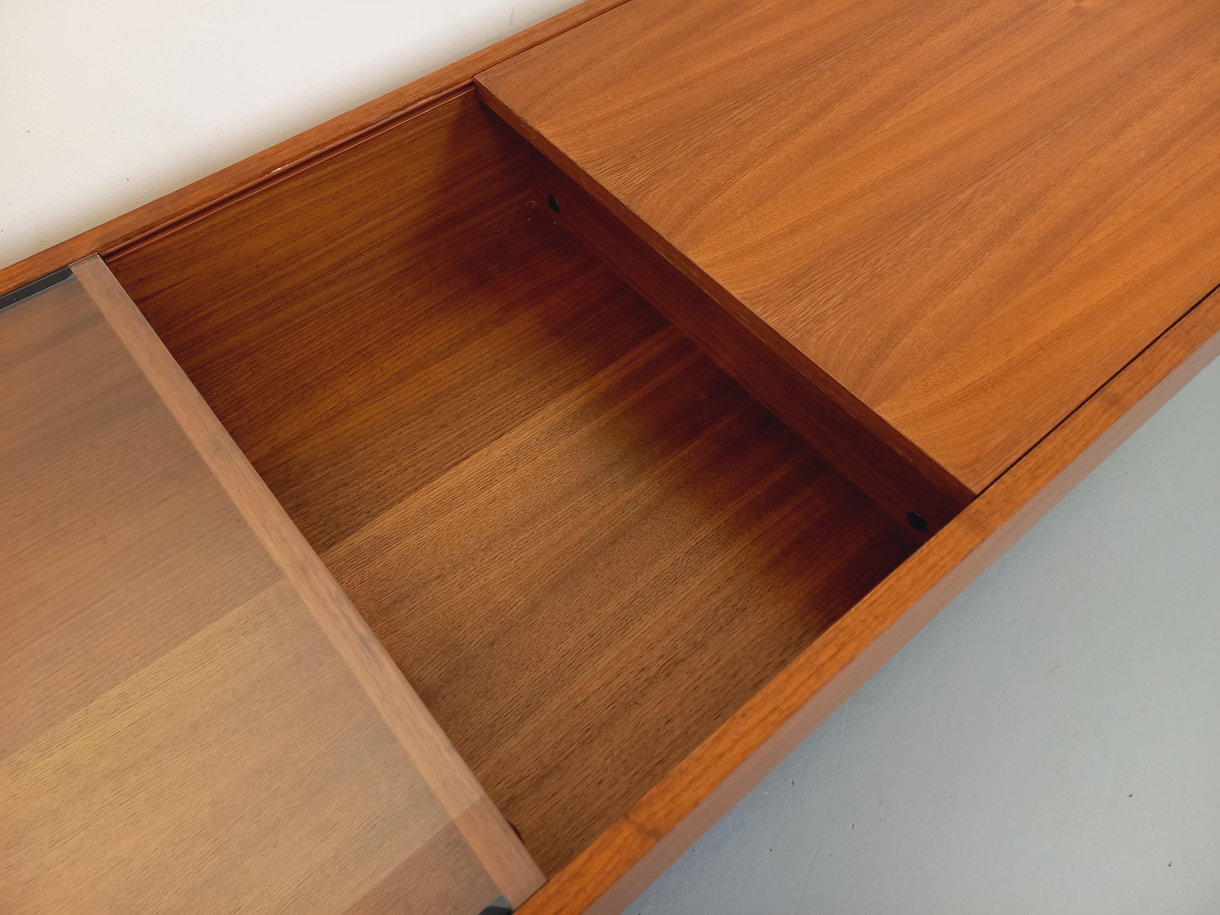 Table basse rectangulaire moderniste vintage avec niches en teck et verre 11