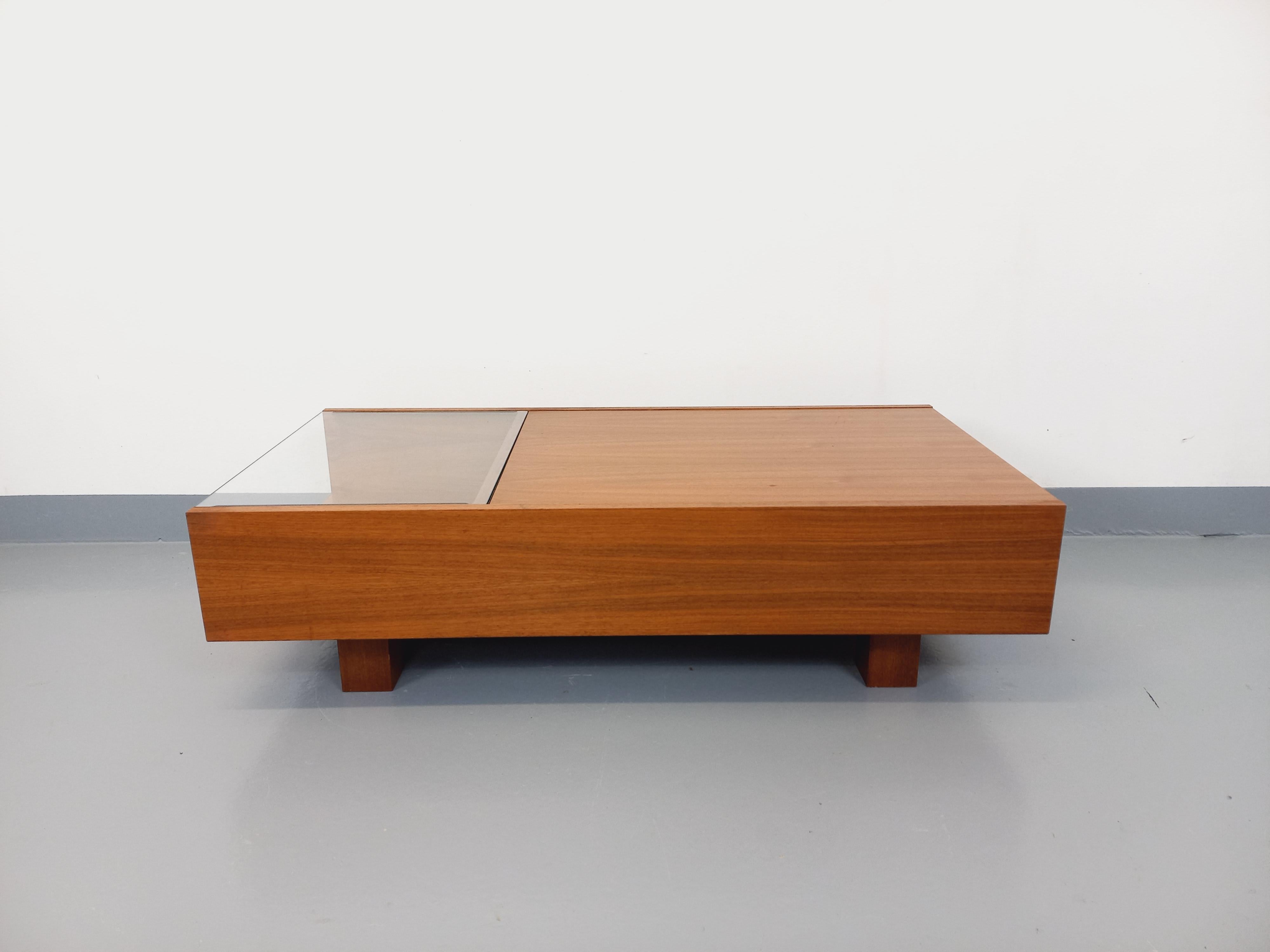 Scandinavian Modern Table basse rectangulaire moderniste vintage avec niches en teck et verre
