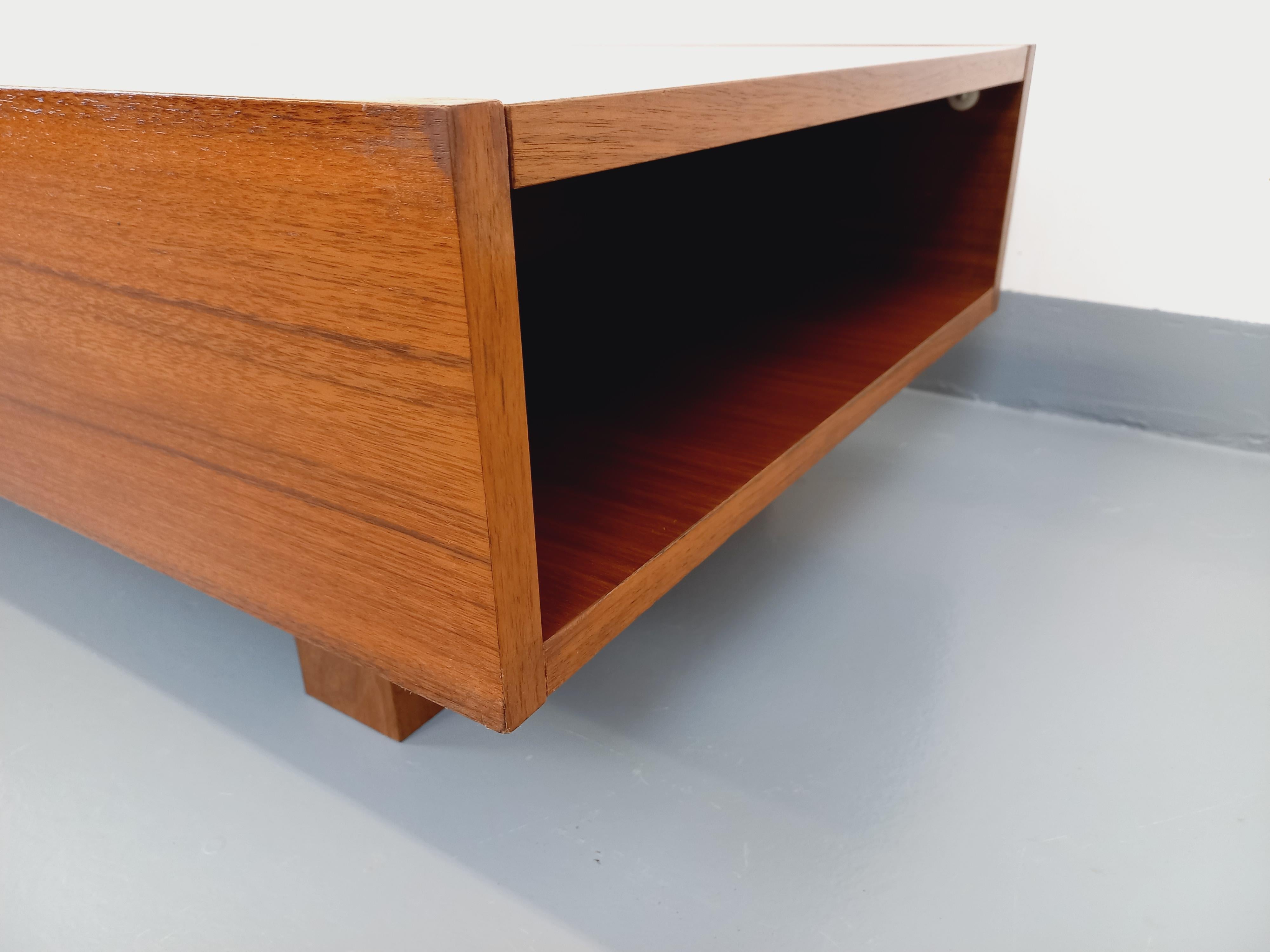 Français Table basse rectangulaire moderniste vintage avec niches en teck et verre