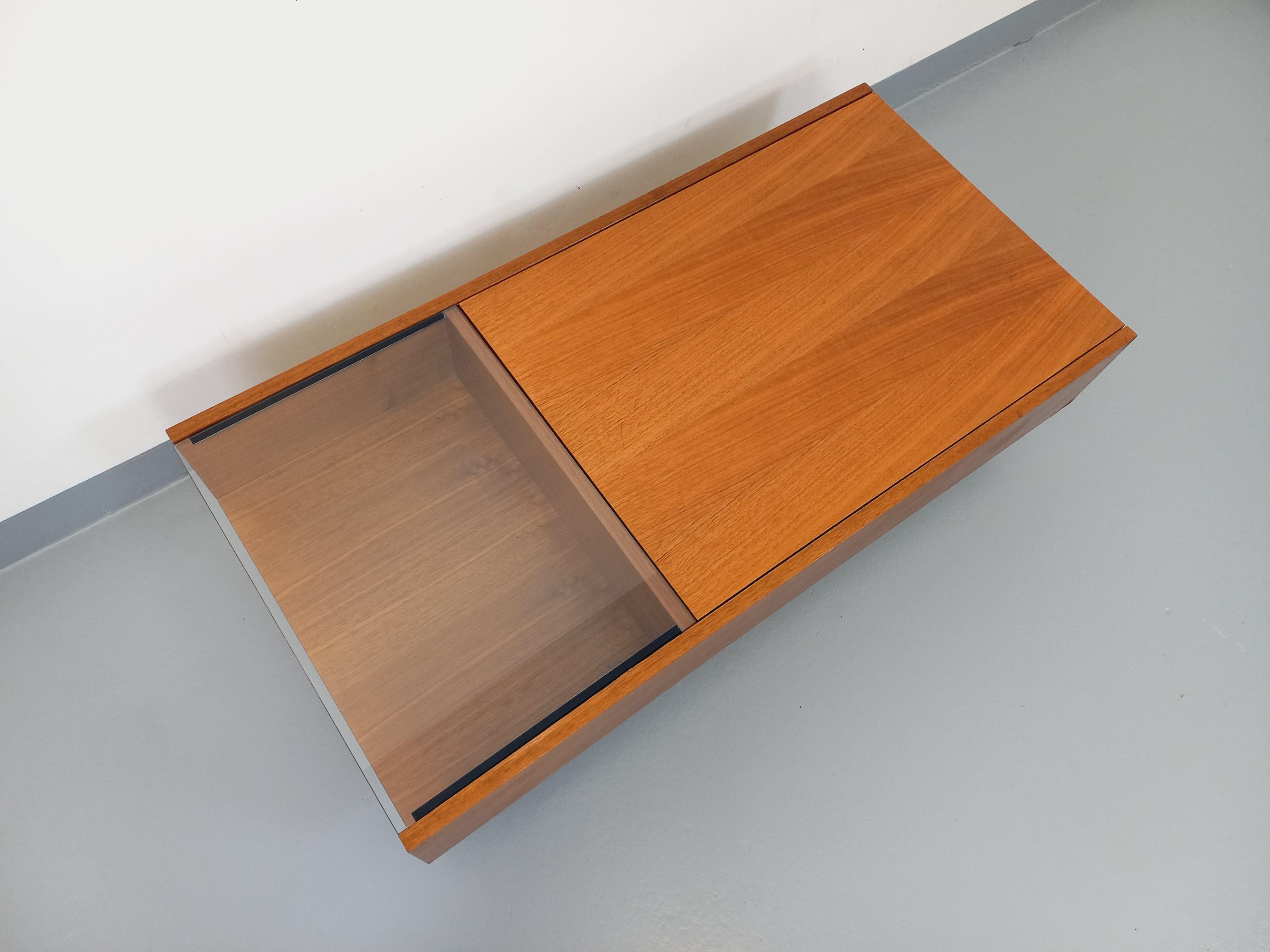 Table basse rectangulaire moderniste vintage avec niches en teck et verre Bon état à BESANÇON, FR
