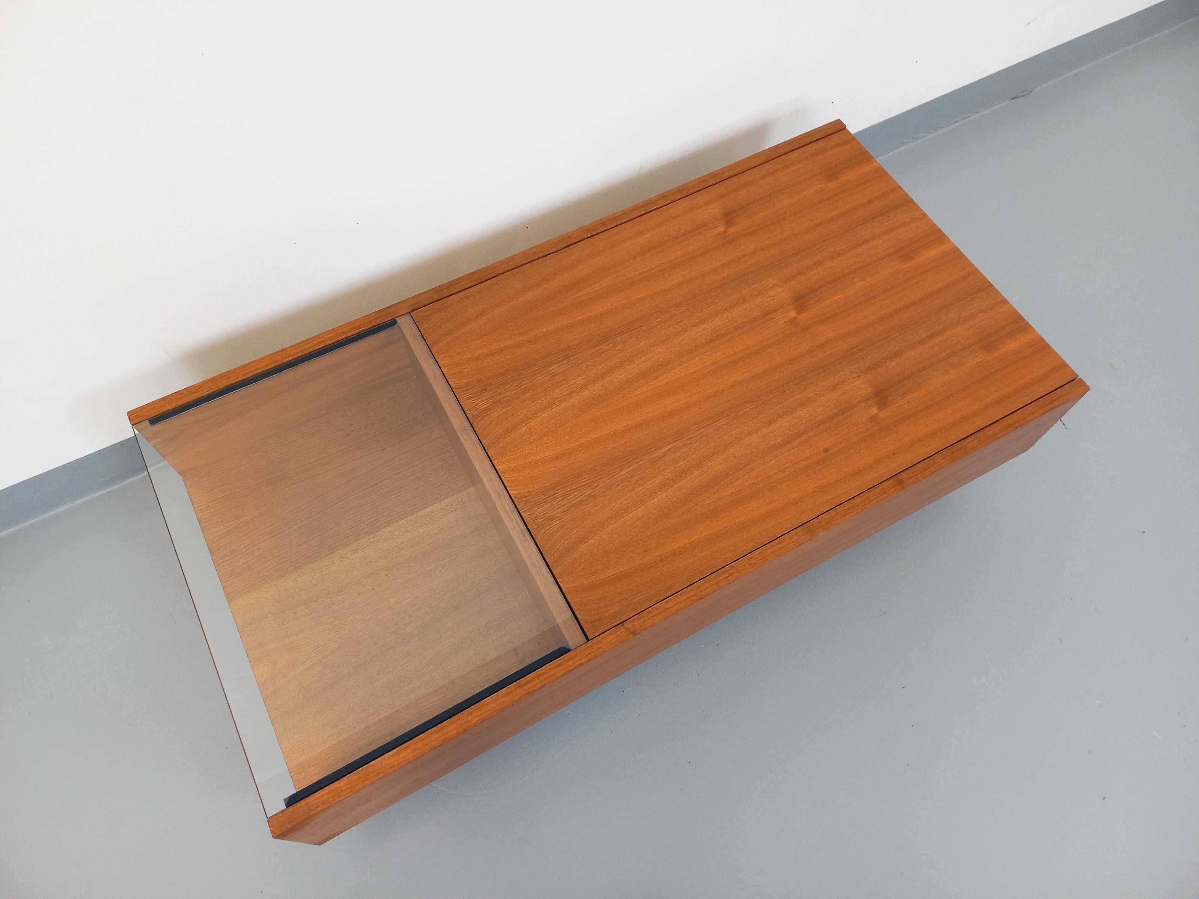 Table basse rectangulaire moderniste vintage avec niches en teck et verre In Good Condition In BESANÇON, FR