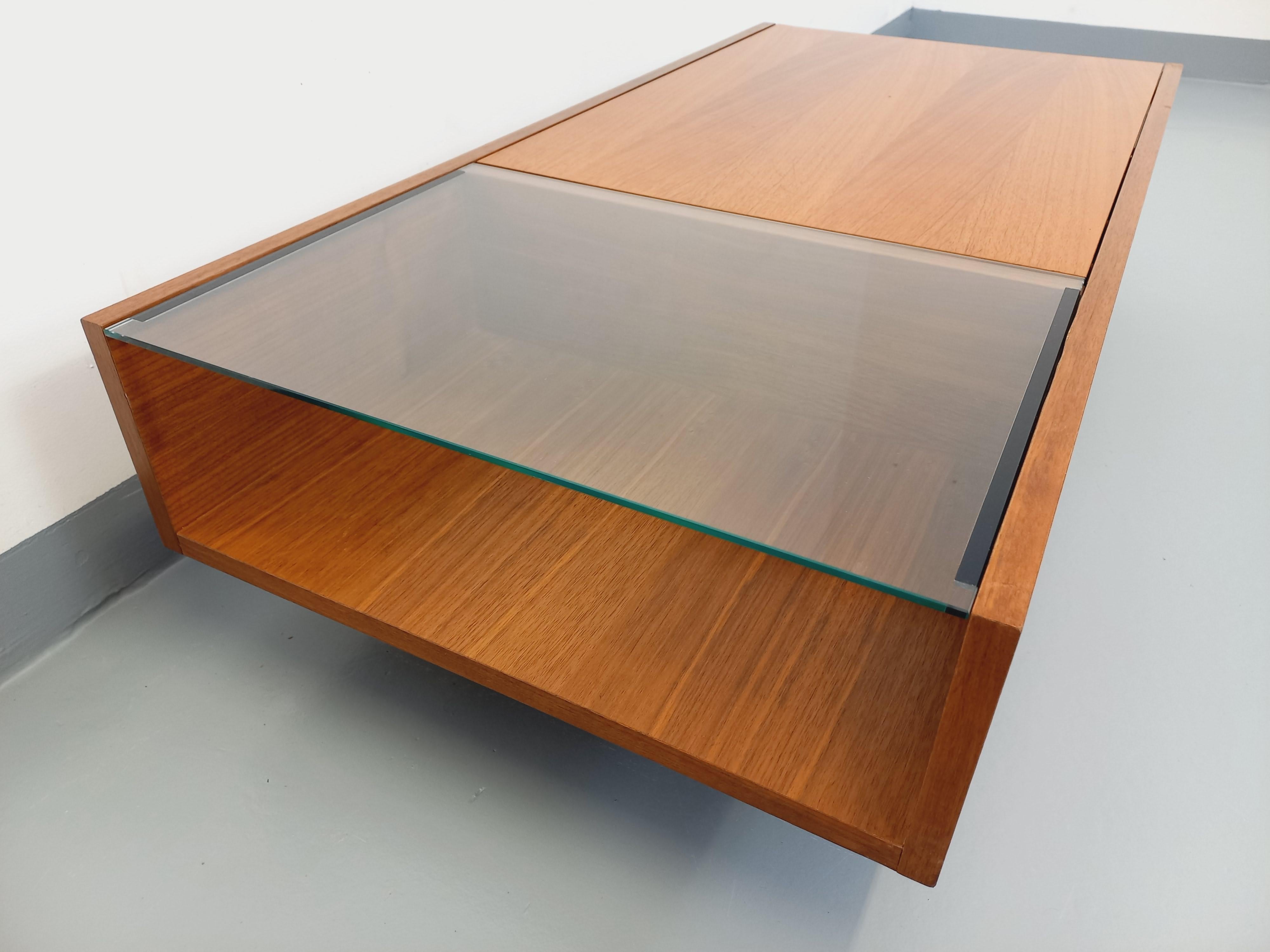 Fin du 20e siècle Table basse rectangulaire moderniste vintage avec niches en teck et verre